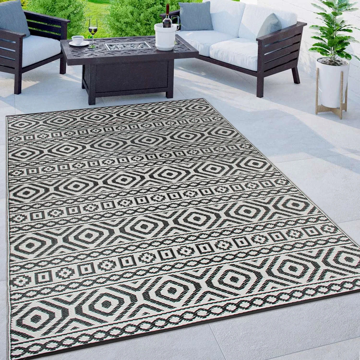 Contemporary Geometric Reversible Plastic Outdoor Rugs