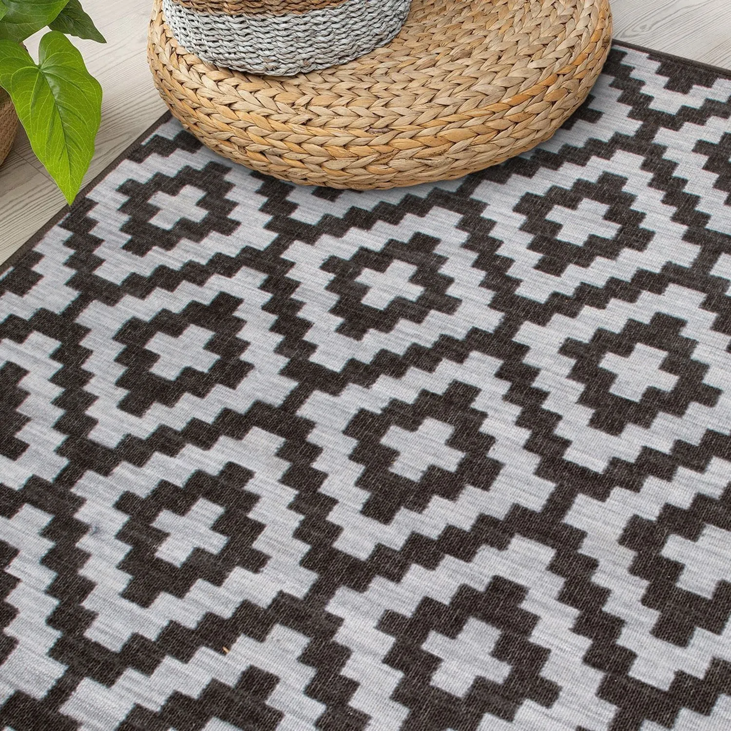 Contemporary Geometric Trellis Indoor/Outdoor Area Rug