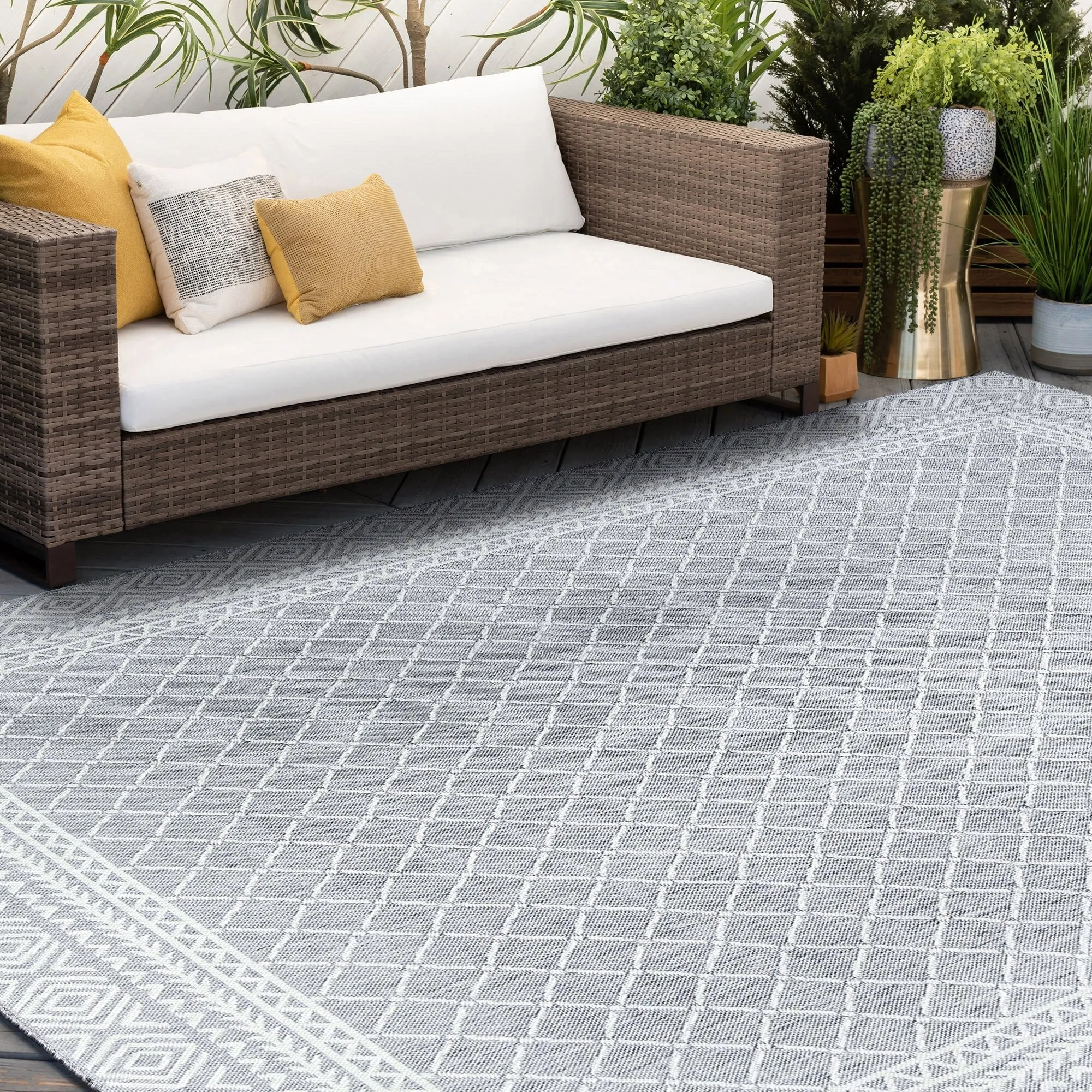 Exo Coastal Diamond Indoor/Outdoor Area Rug