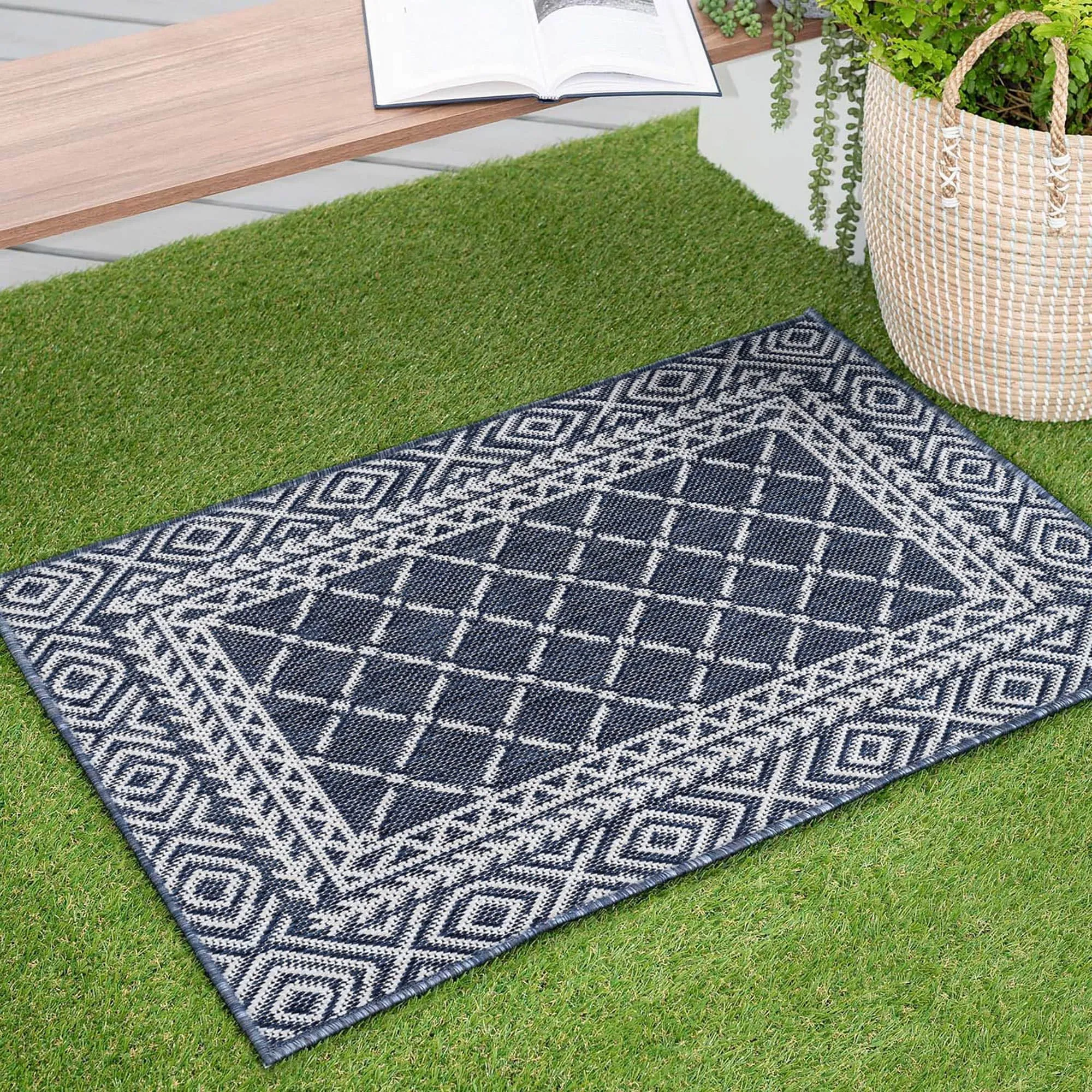 Exo Coastal Diamond Indoor/Outdoor Area Rug