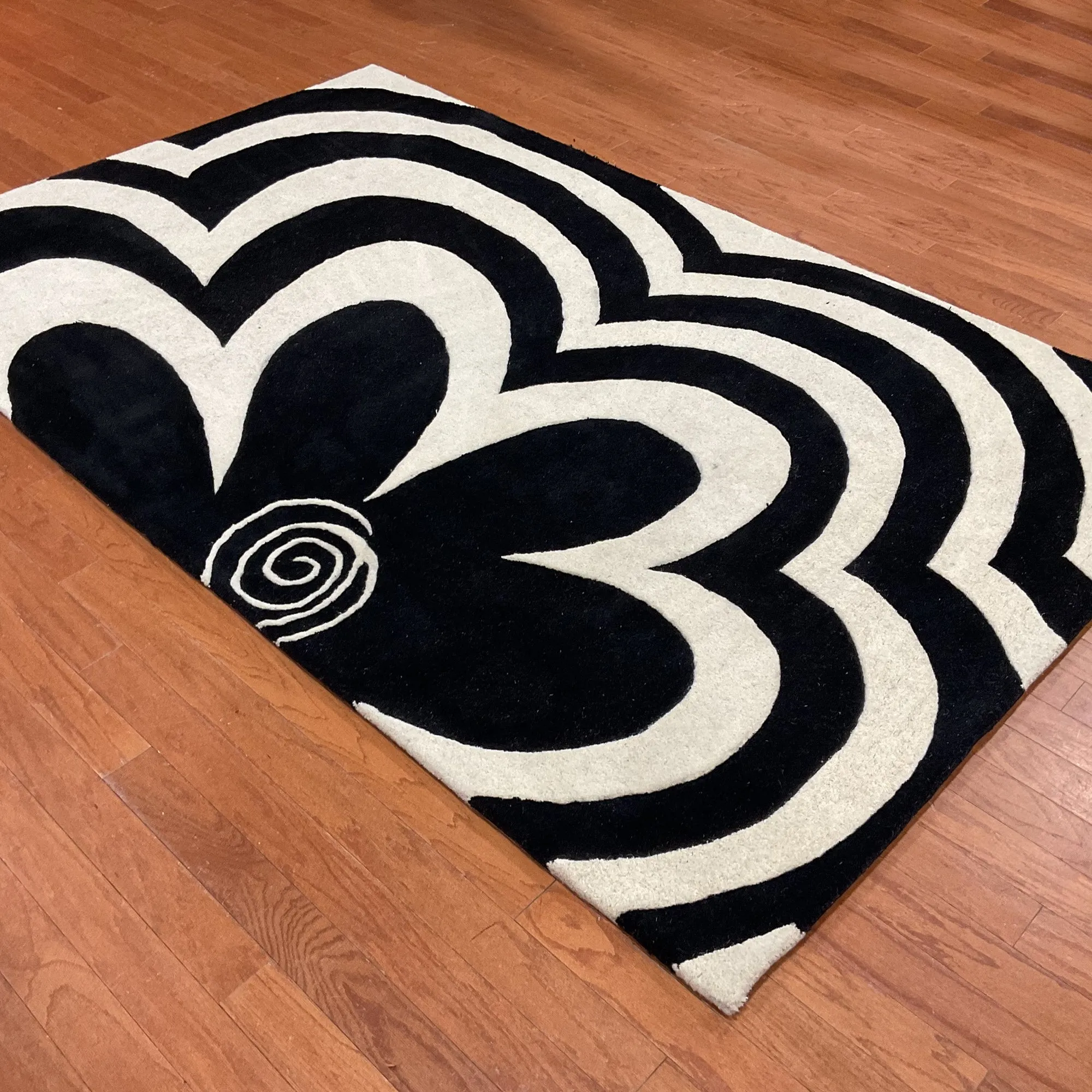 Handmade Tibetan Floral Wool Rug (India) - 5' x 8'