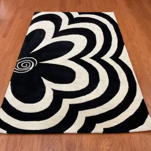 Handmade Tibetan Floral Wool Rug (India) - 5' x 8'