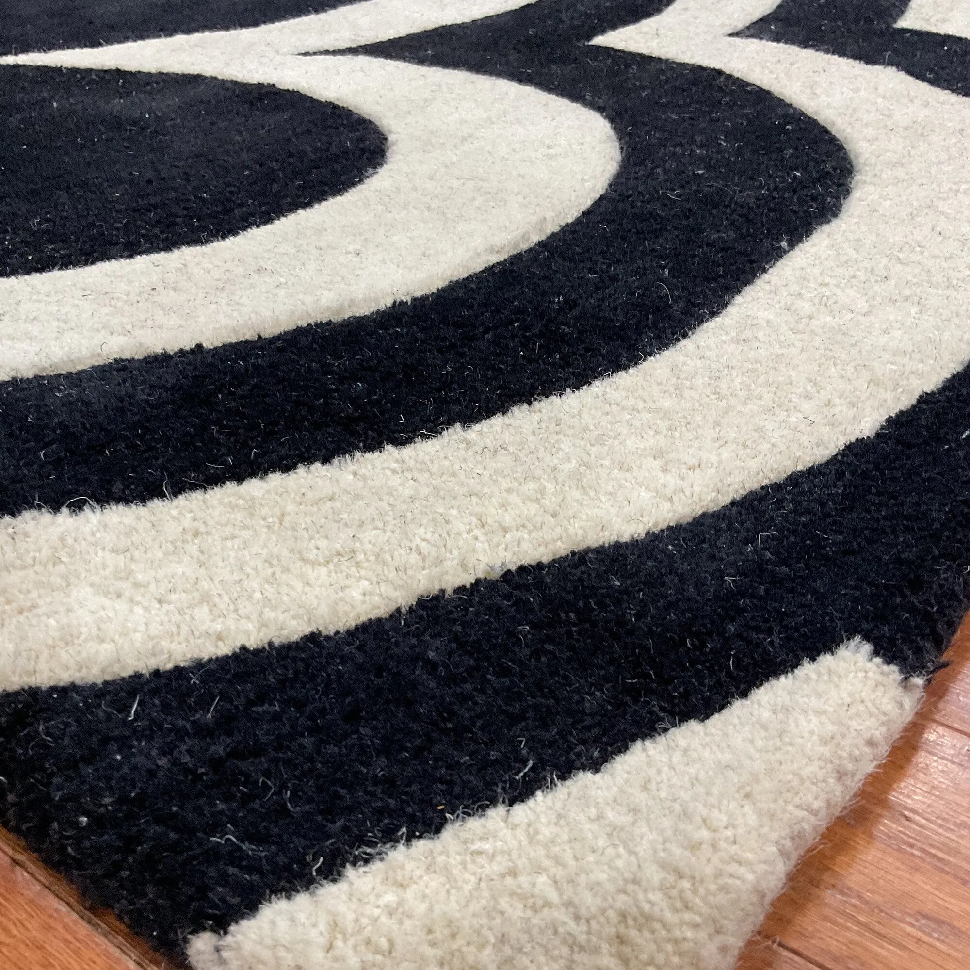 Handmade Tibetan Floral Wool Rug (India) - 5' x 8'