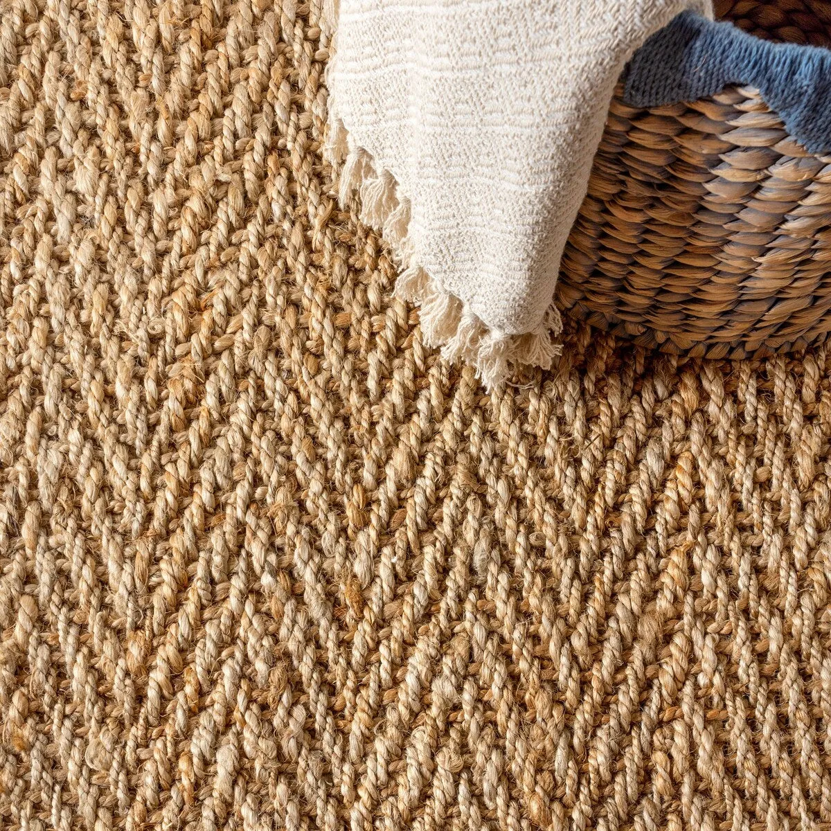 JONATHAN Y Estera Hand Woven Herringbone Chunky Jute Area Rug