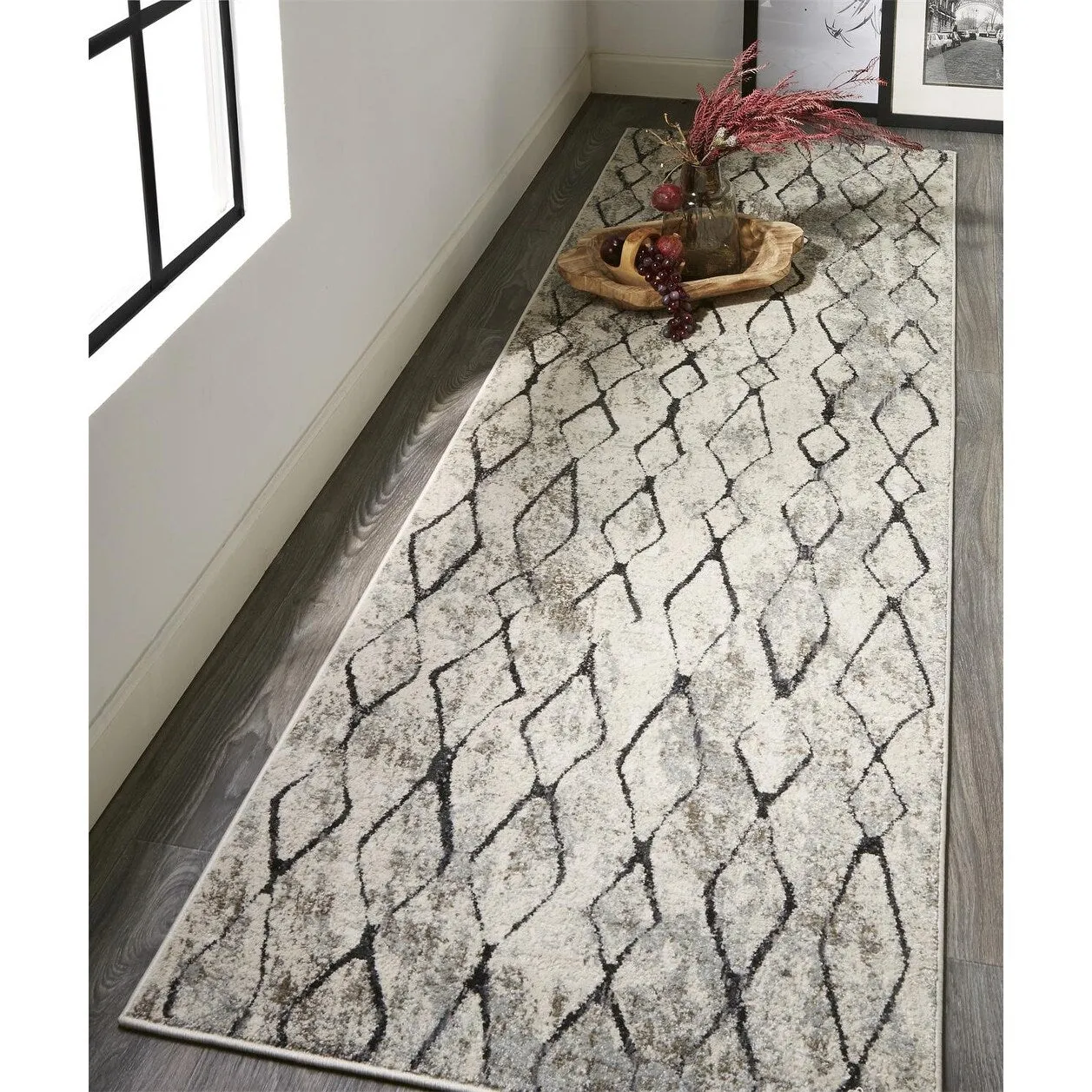 Kiba Contemporary Distressed Rug. Ivory/Charcoal. Round