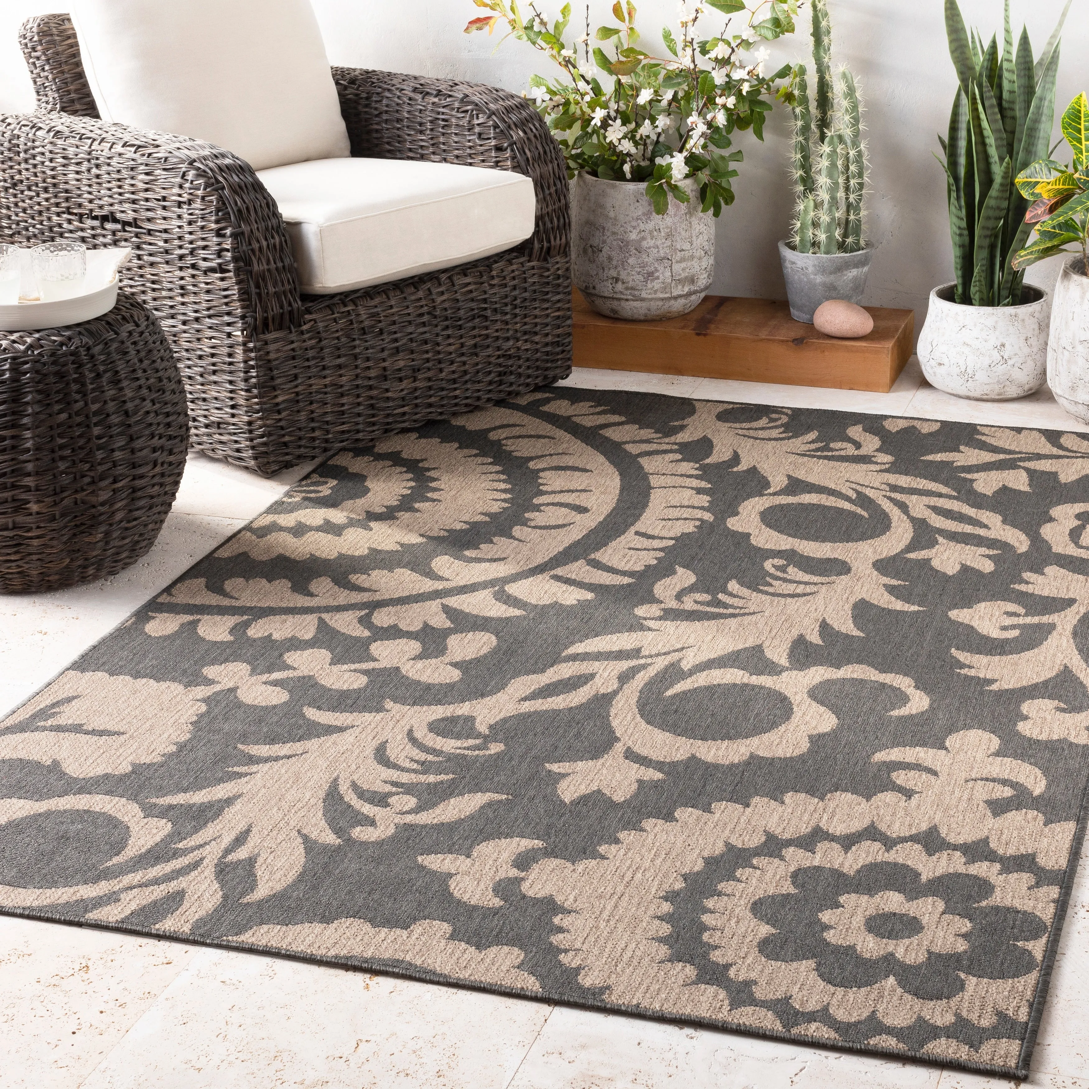 Livabliss Nina Contemporary Floral Indoor/Outdoor Area Rug