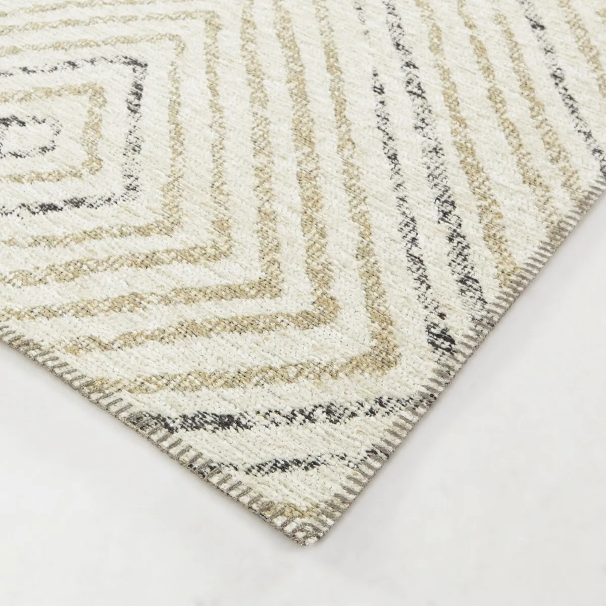 Lurie Geometric Diamond Indoor/Outdoor Area Rug