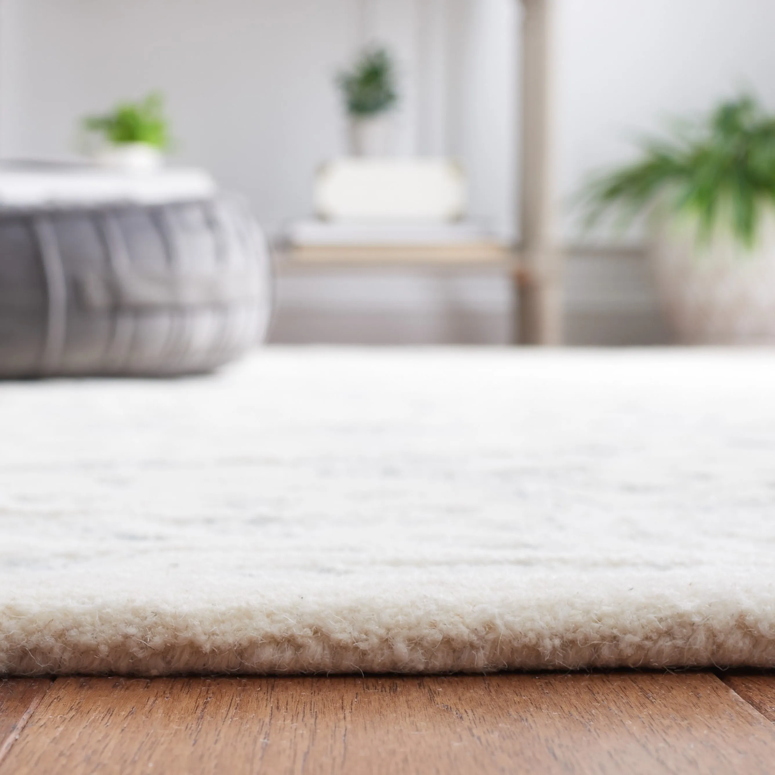 Martha Stewart by SAFAVIEH Handmade Eibhlis Wool Rug