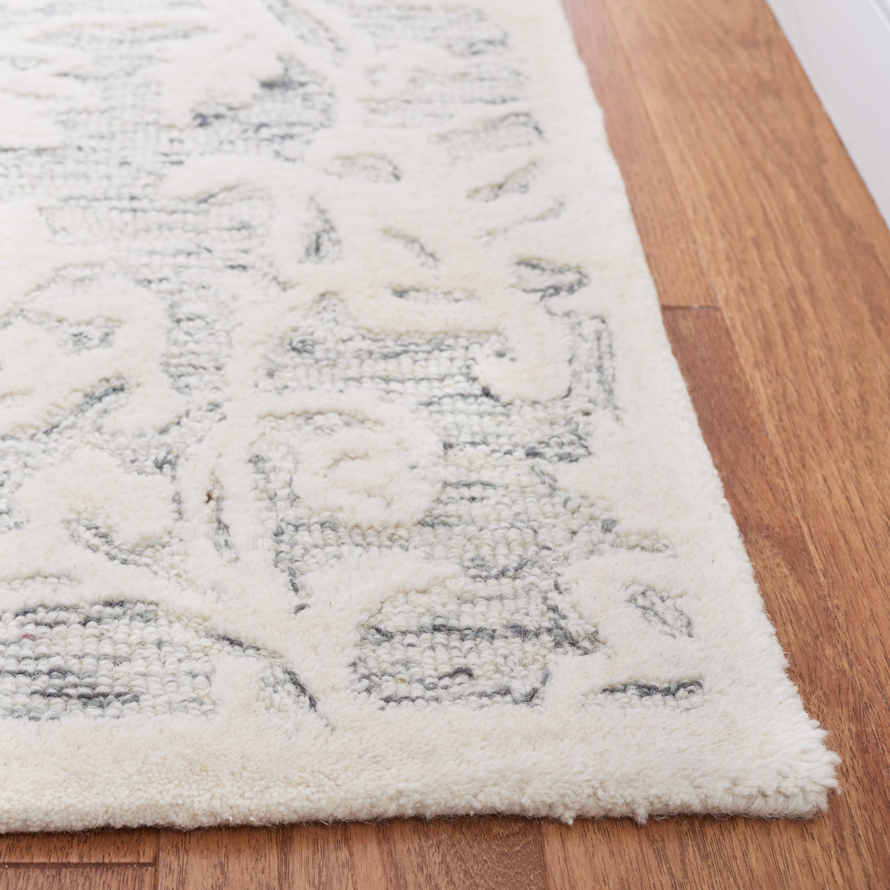 Martha Stewart by SAFAVIEH Handmade Eibhlis Wool Rug