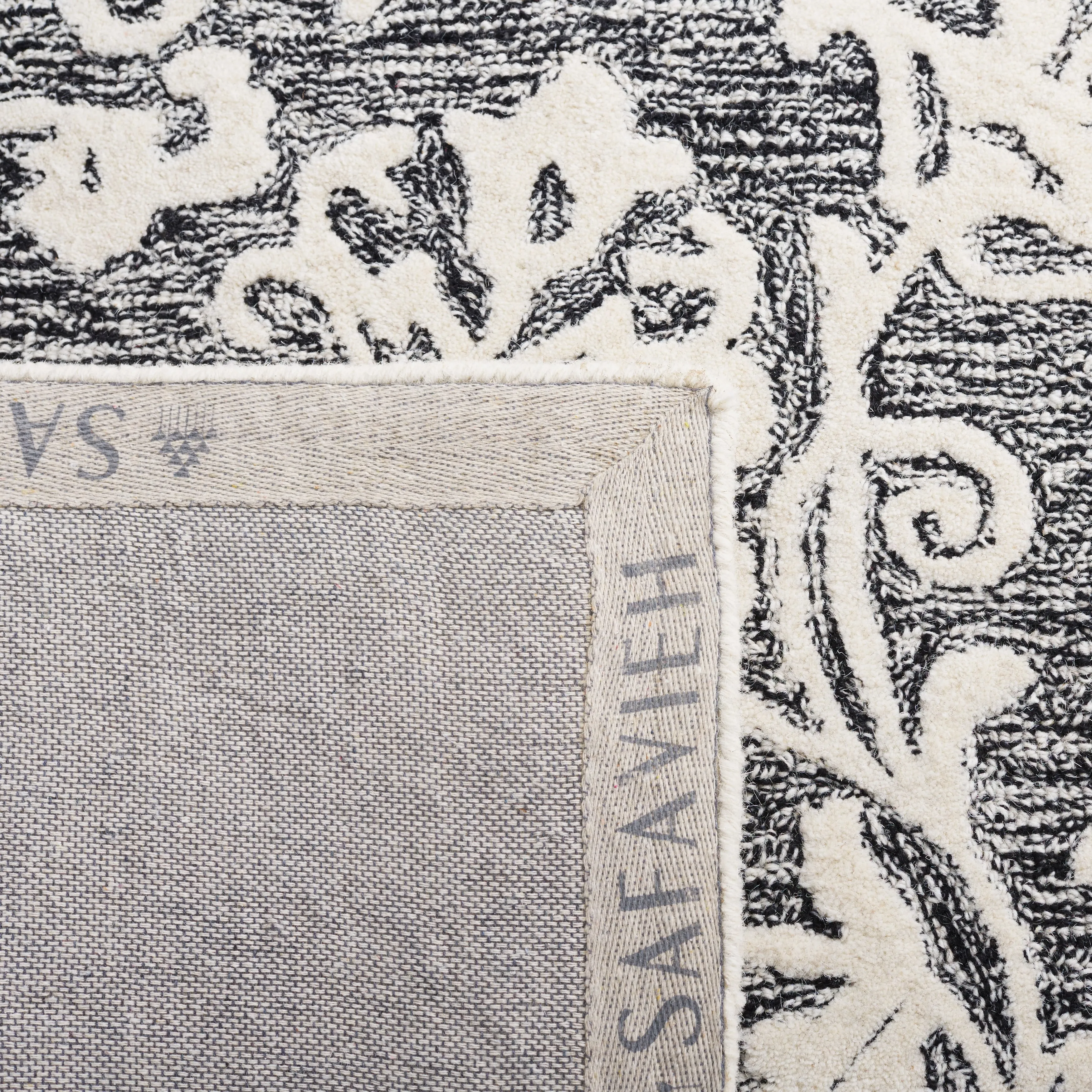 Martha Stewart by SAFAVIEH Handmade Eibhlis Wool Rug