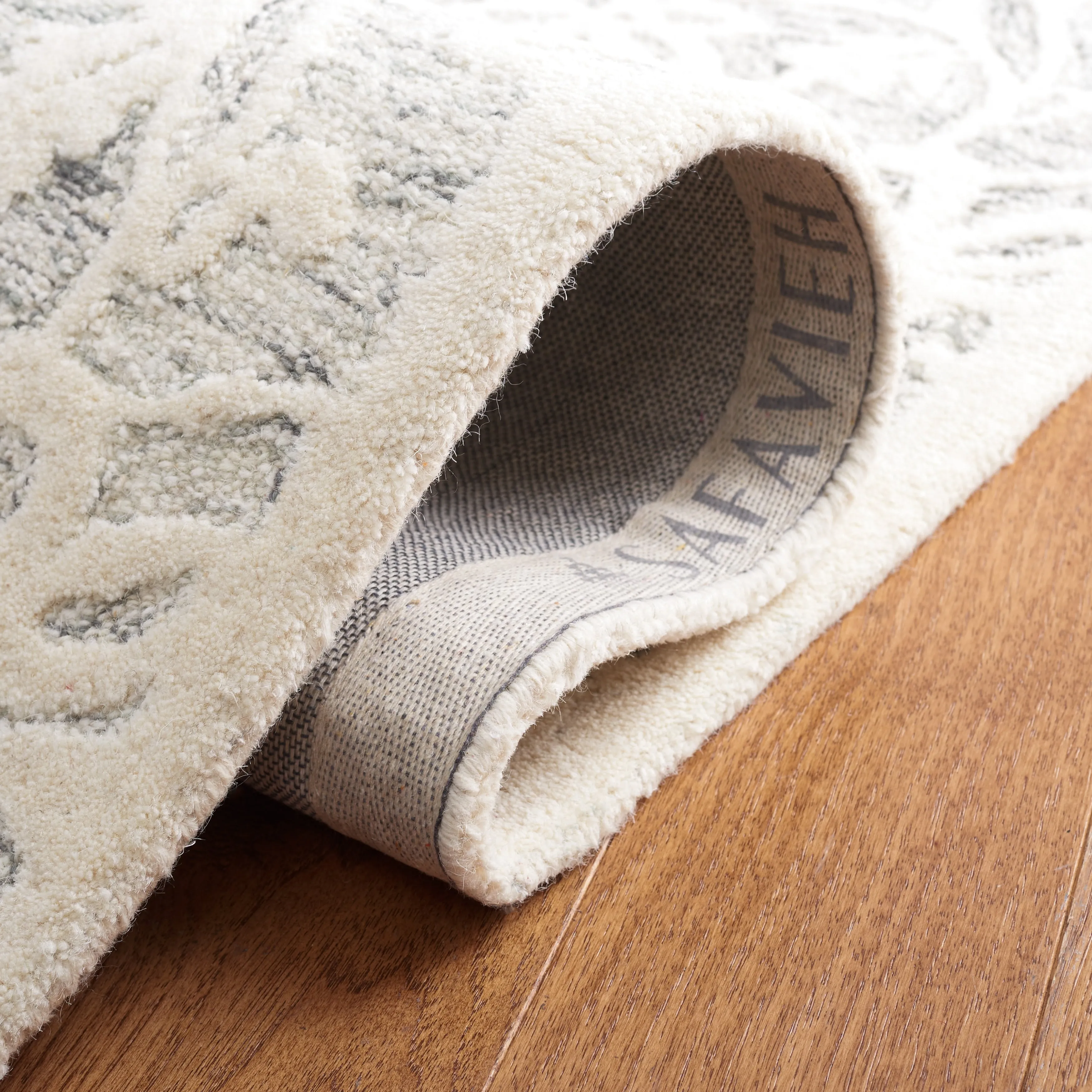Martha Stewart by SAFAVIEH Handmade Eibhlis Wool Rug