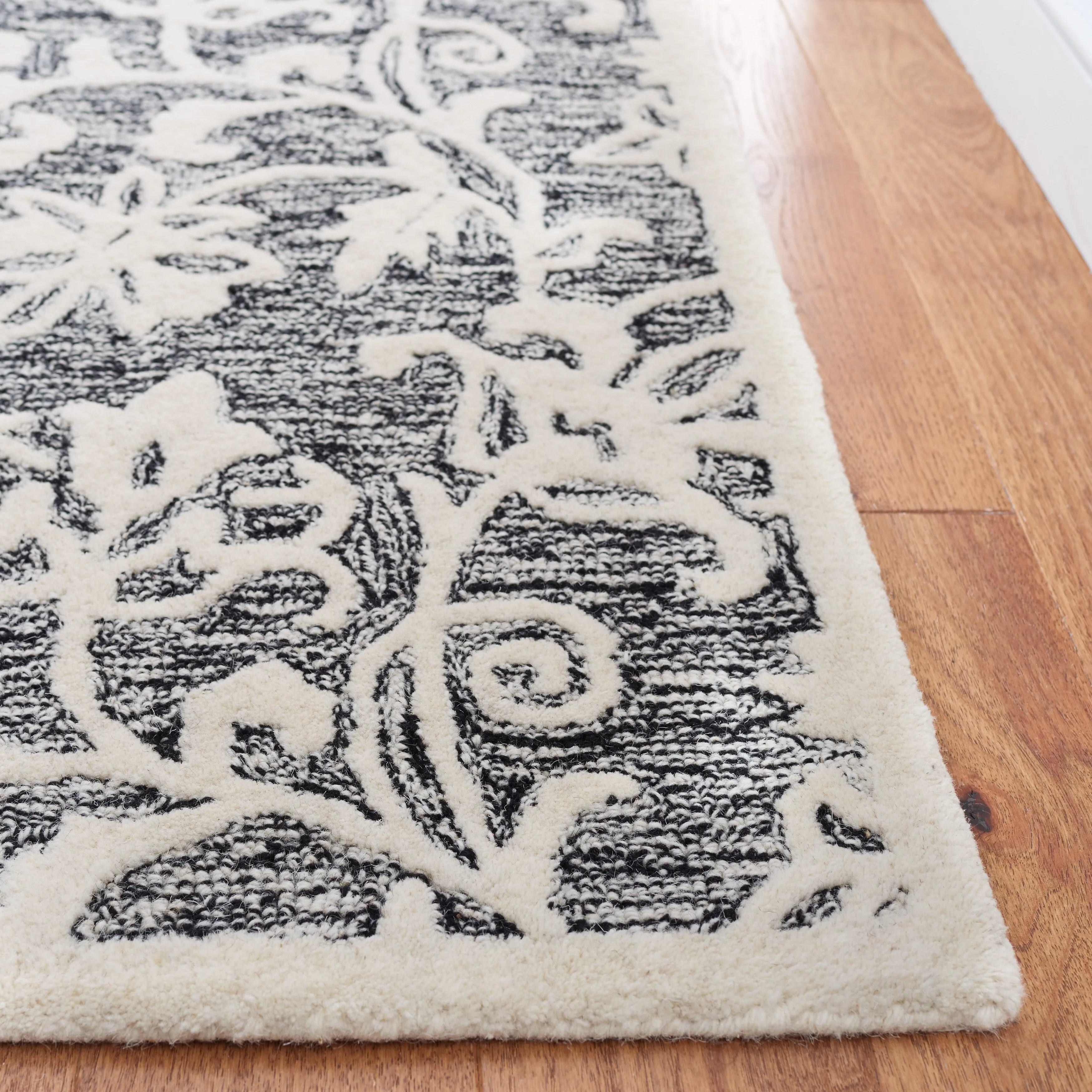 Martha Stewart by SAFAVIEH Handmade Eibhlis Wool Rug