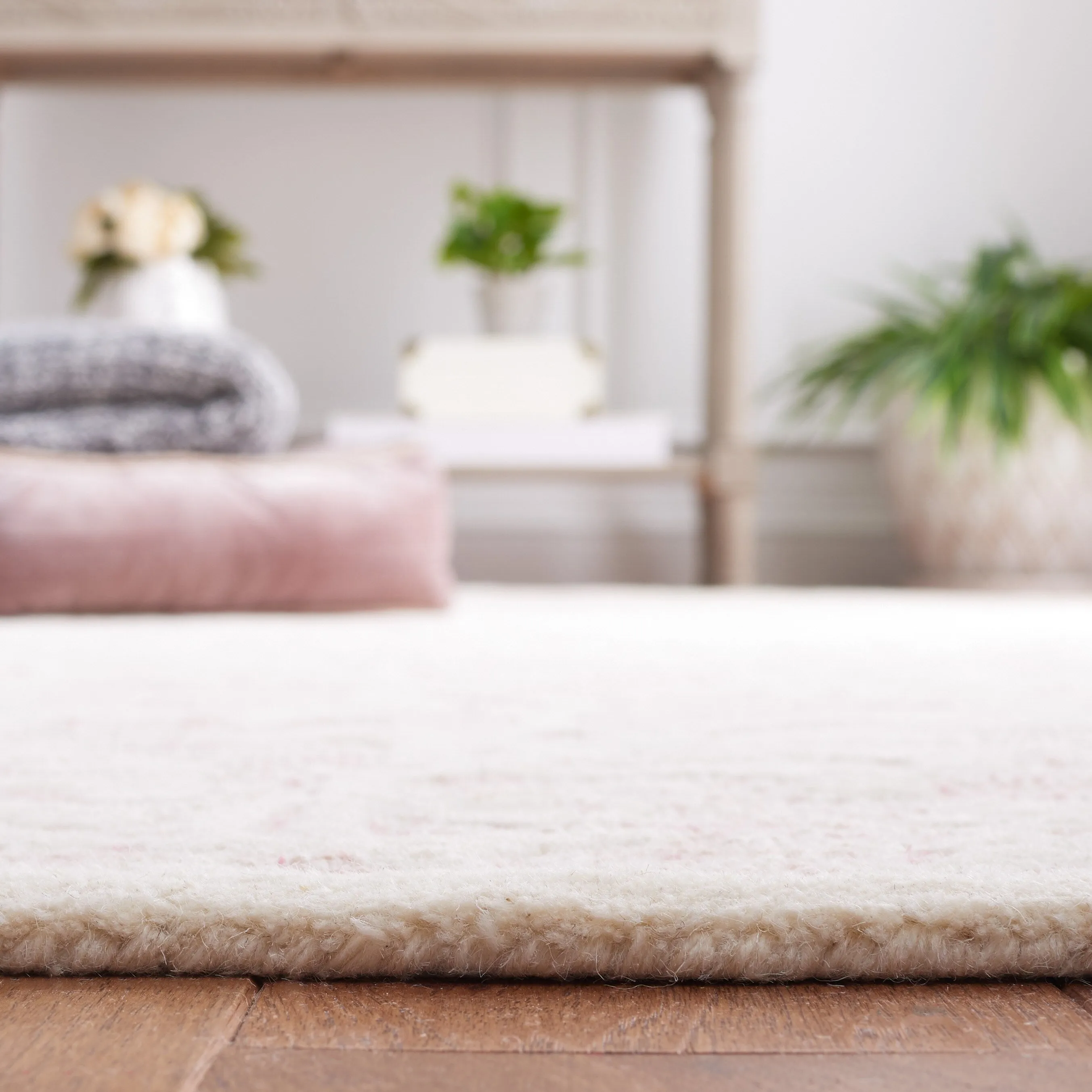 Martha Stewart by SAFAVIEH Handmade Eibhlis Wool Rug