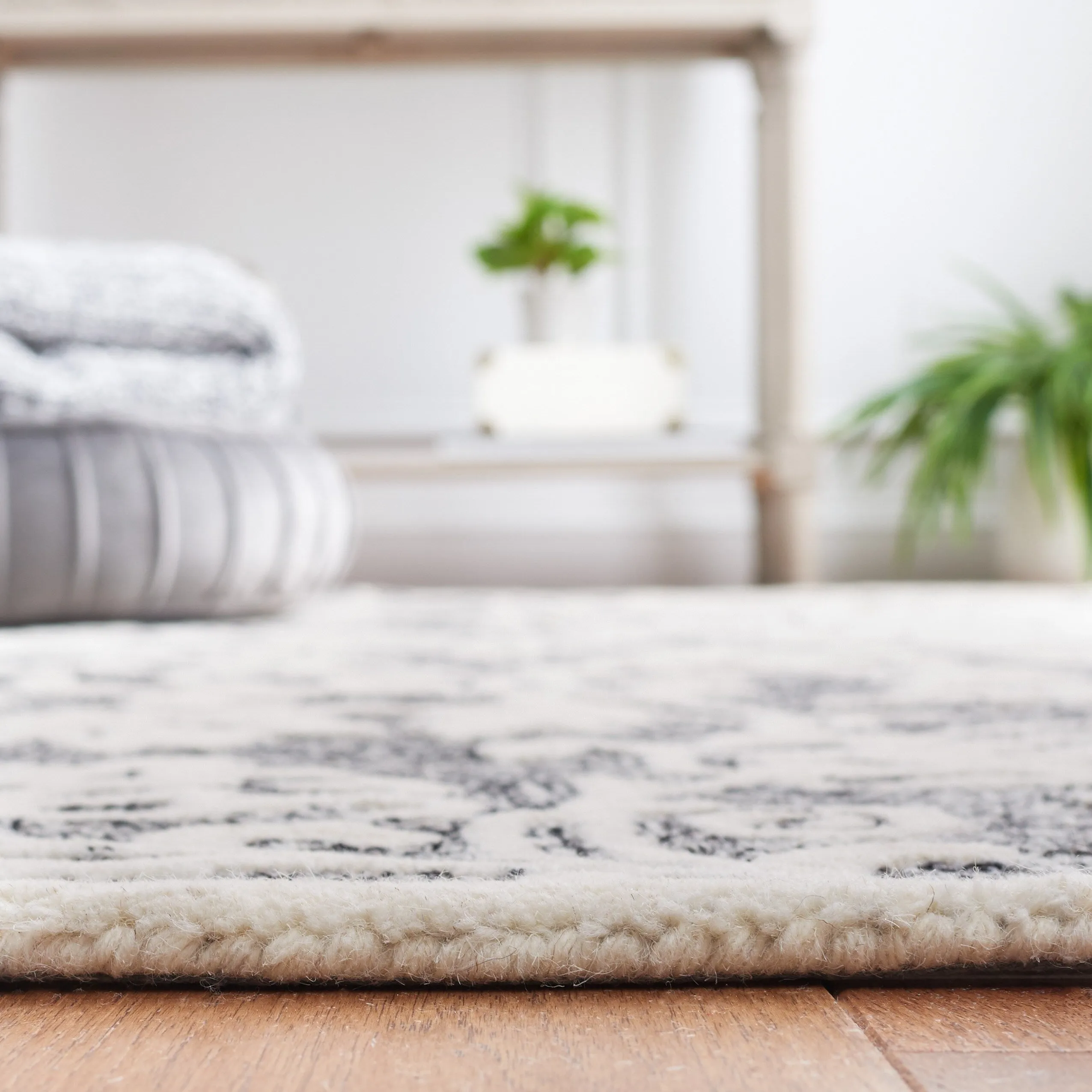 Martha Stewart by SAFAVIEH Handmade Eibhlis Wool Rug