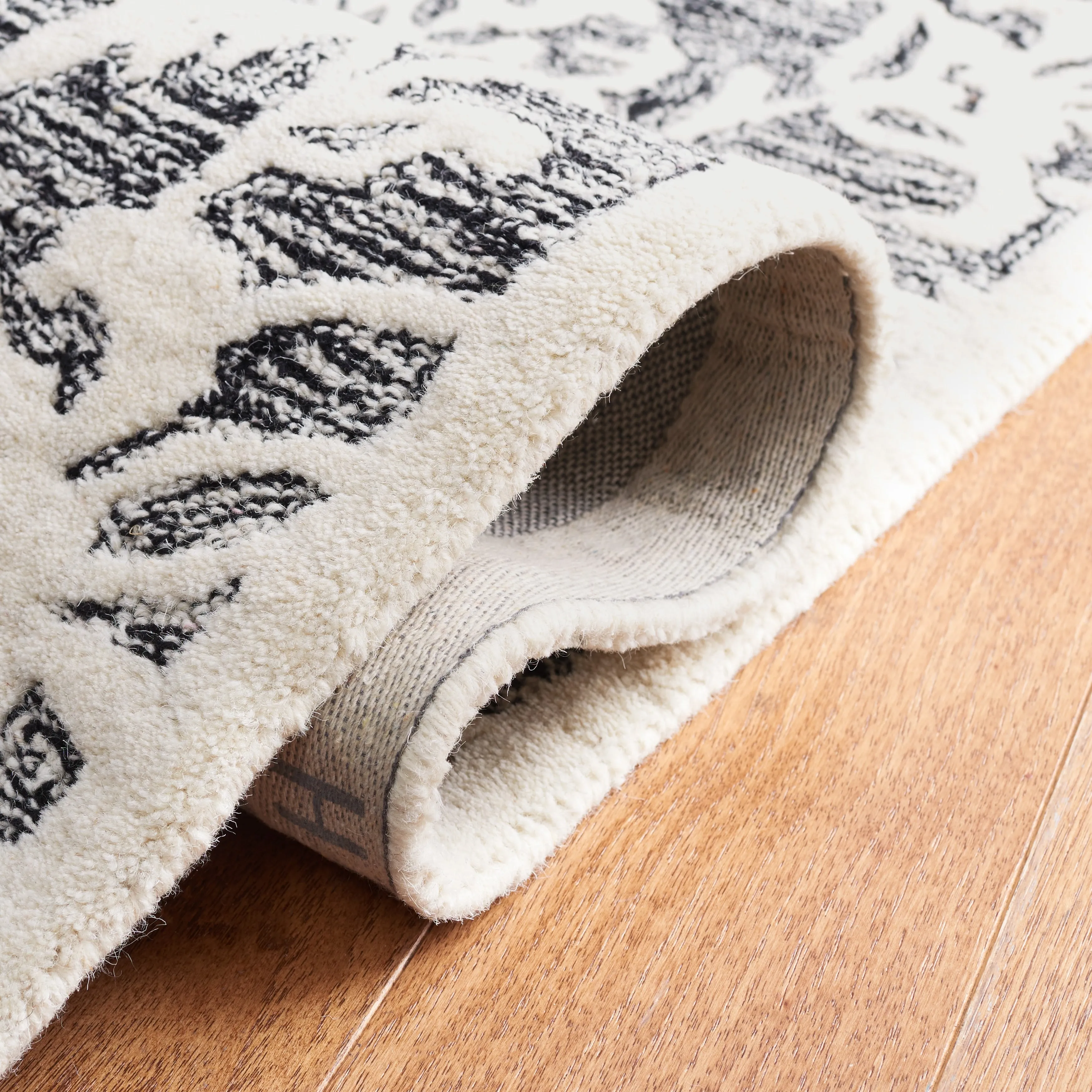 Martha Stewart by SAFAVIEH Handmade Eibhlis Wool Rug
