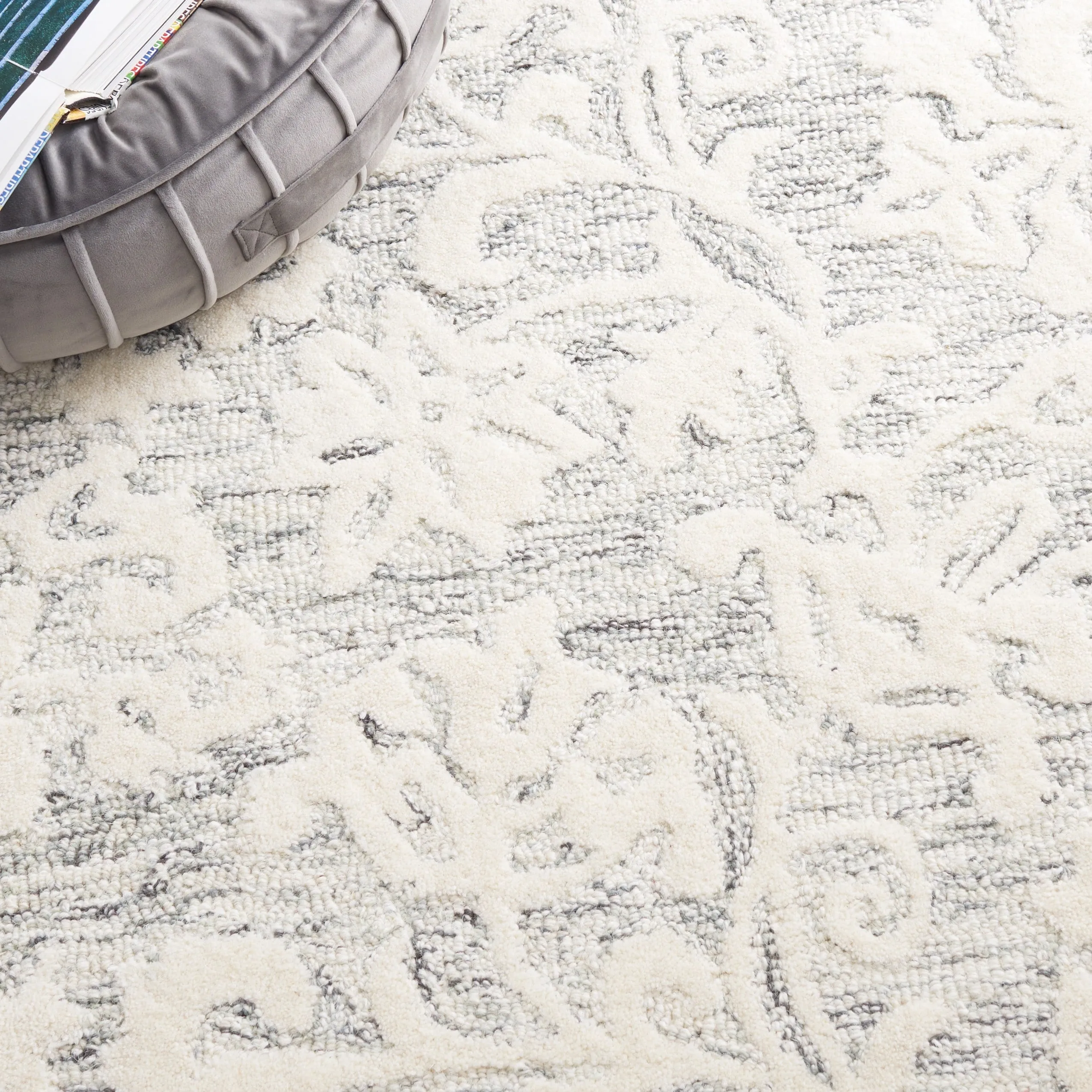 Martha Stewart by SAFAVIEH Handmade Eibhlis Wool Rug