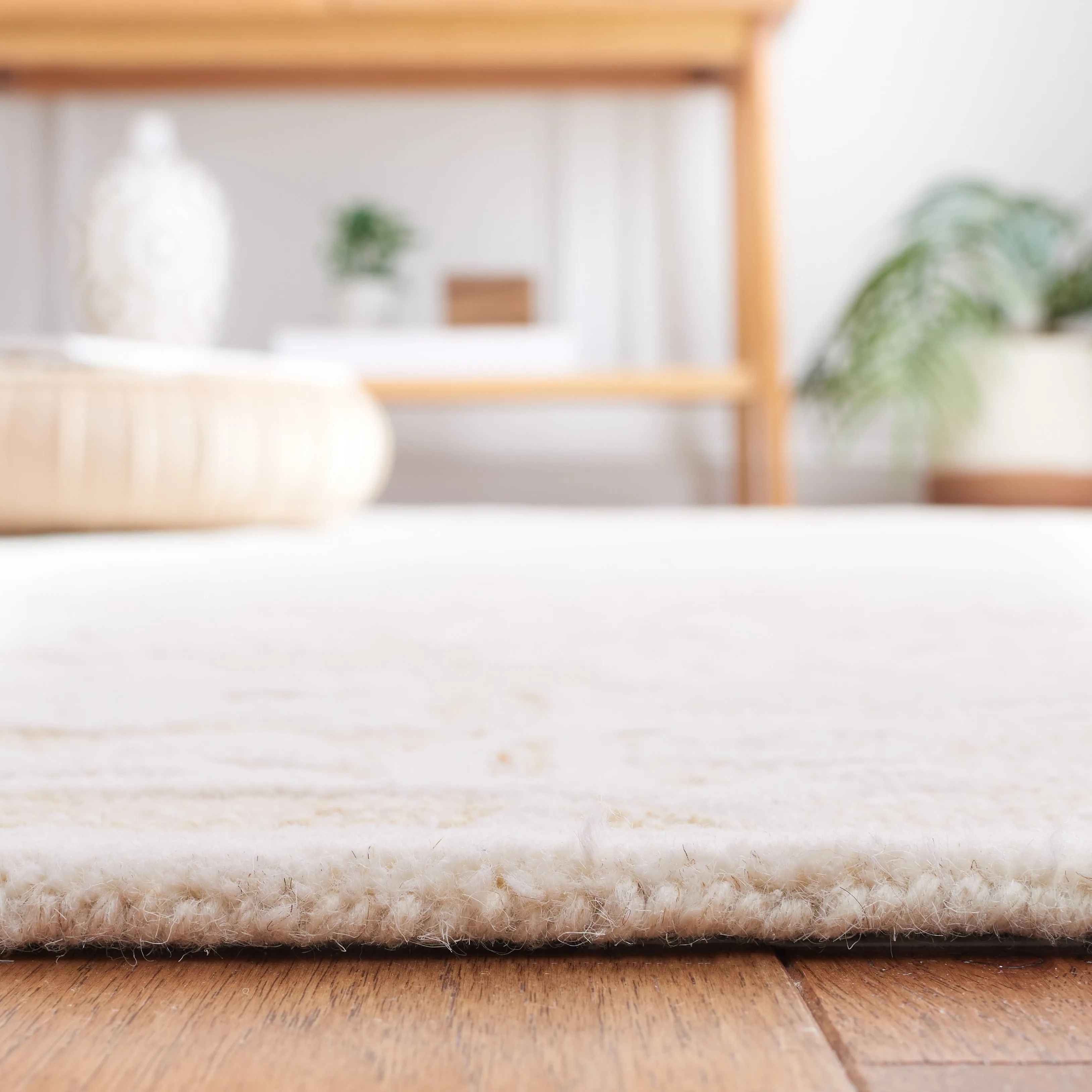 Martha Stewart by SAFAVIEH Handmade Eibhlis Wool Rug