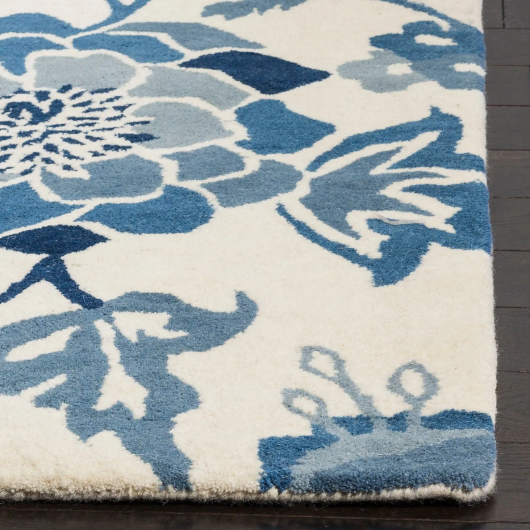 Martha Stewart by SAFAVIEH Marianela Wool Area Rug