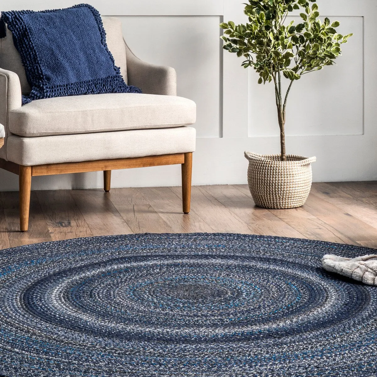 Nuloom Kyla Handmade Braided Farmhouse Round Area Rug