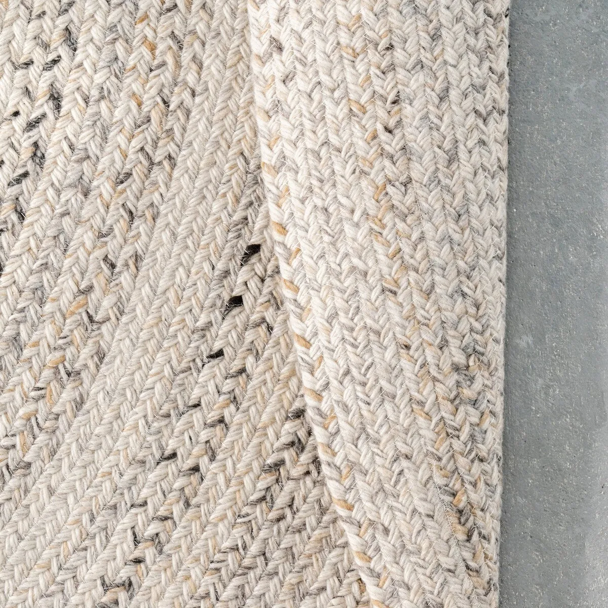 Nuloom Kyla Handmade Braided Farmhouse Round Area Rug