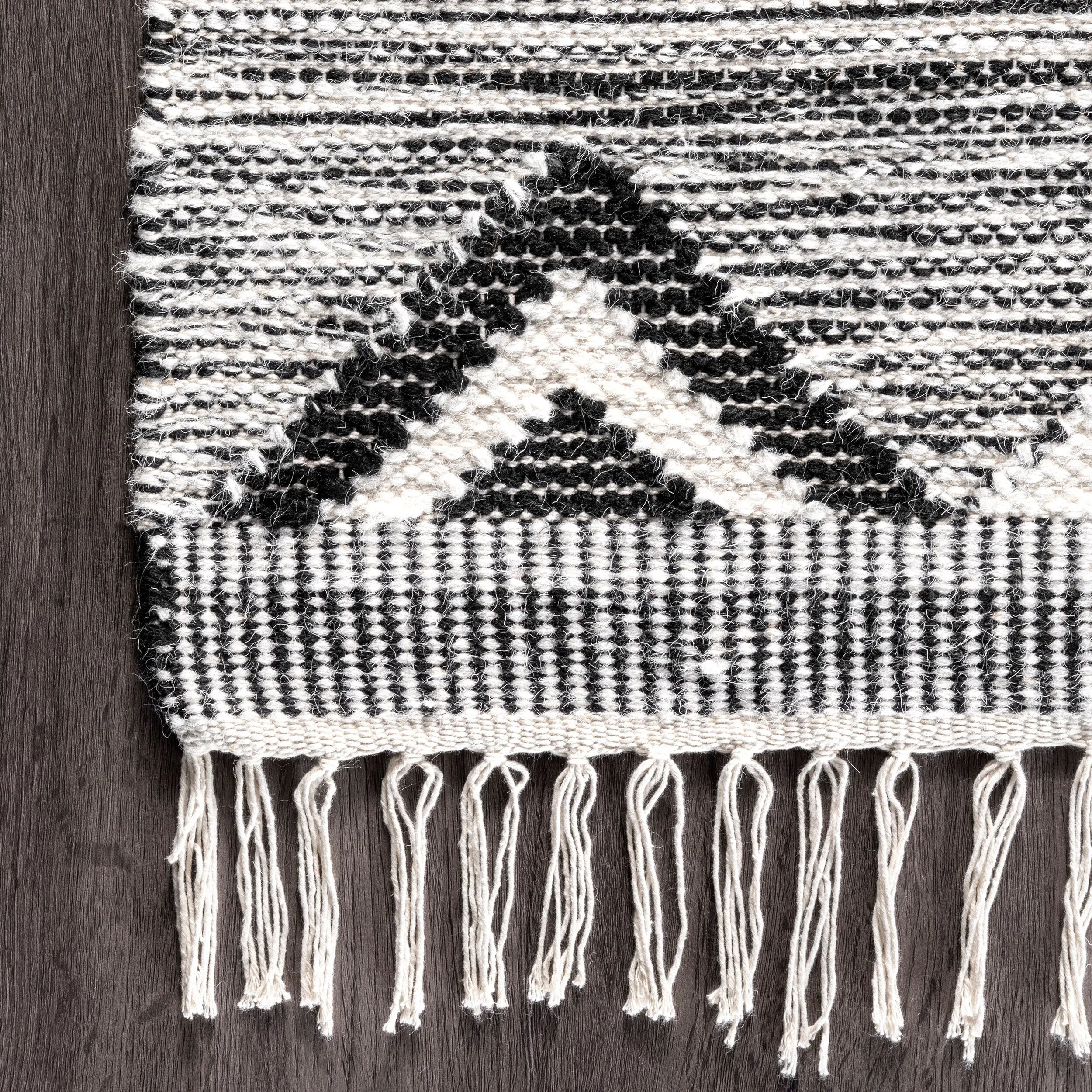 Nuloom Savannah Moroccan Tasseled Wool Area Rug