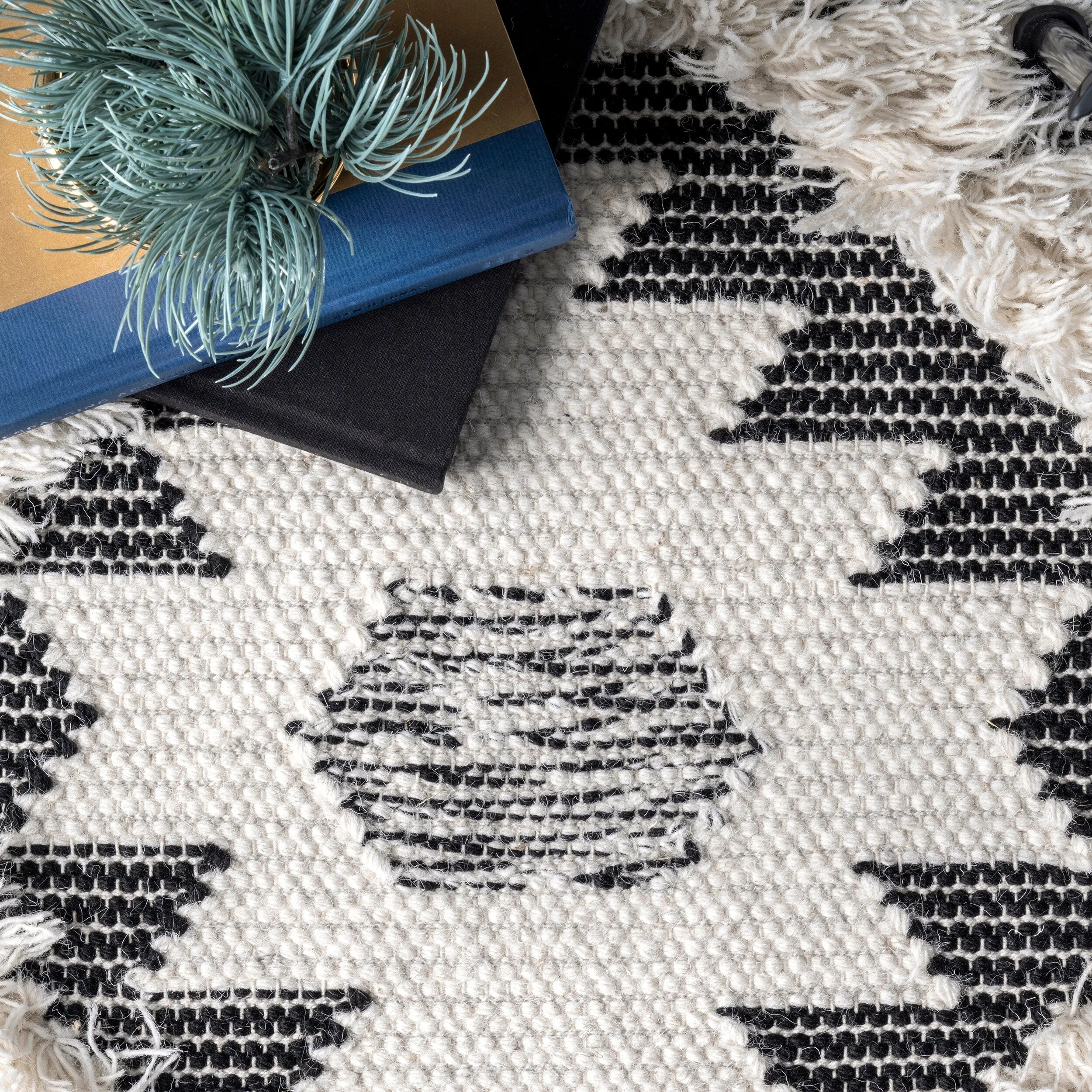 Nuloom Savannah Moroccan Tasseled Wool Area Rug