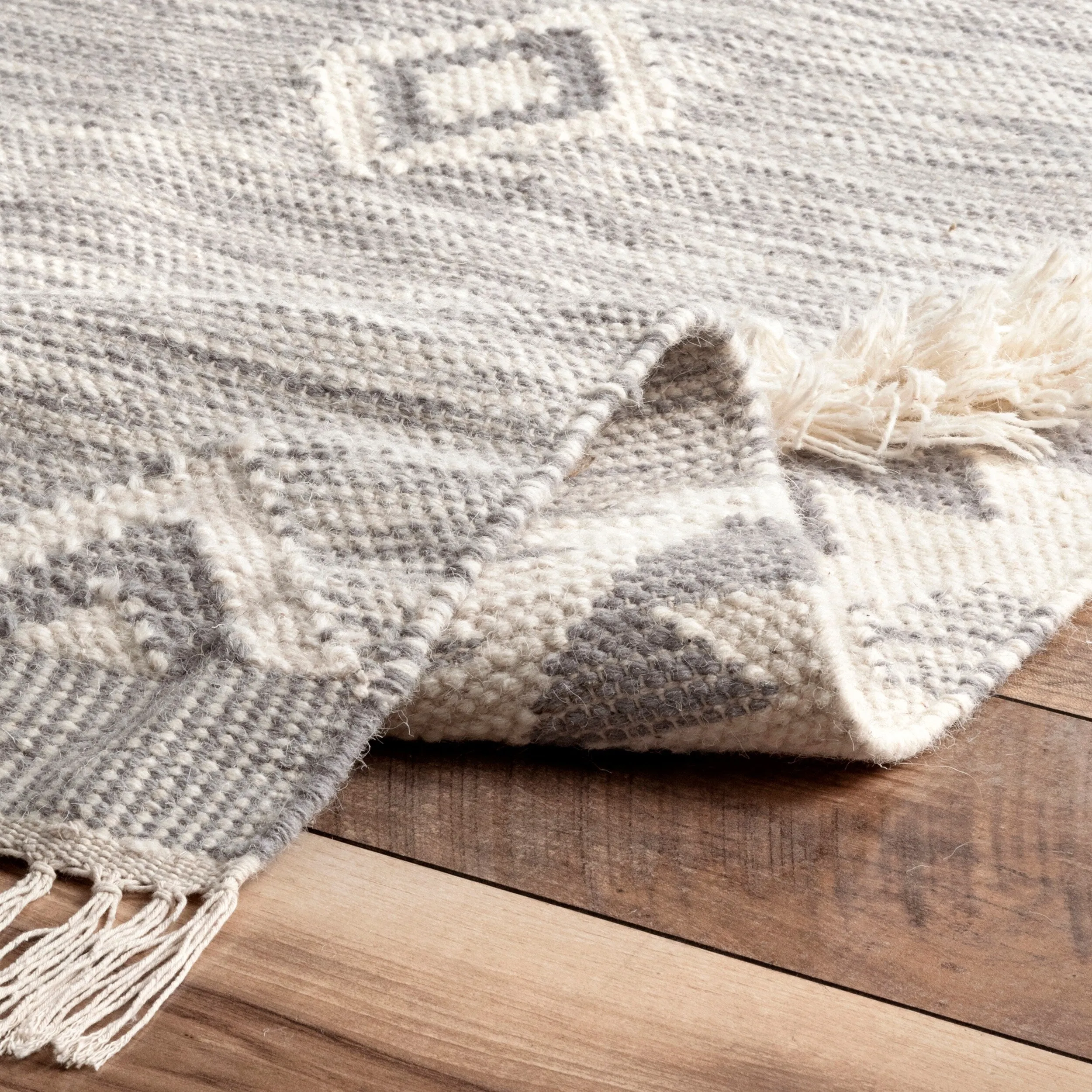 Nuloom Savannah Moroccan Tasseled Wool Area Rug