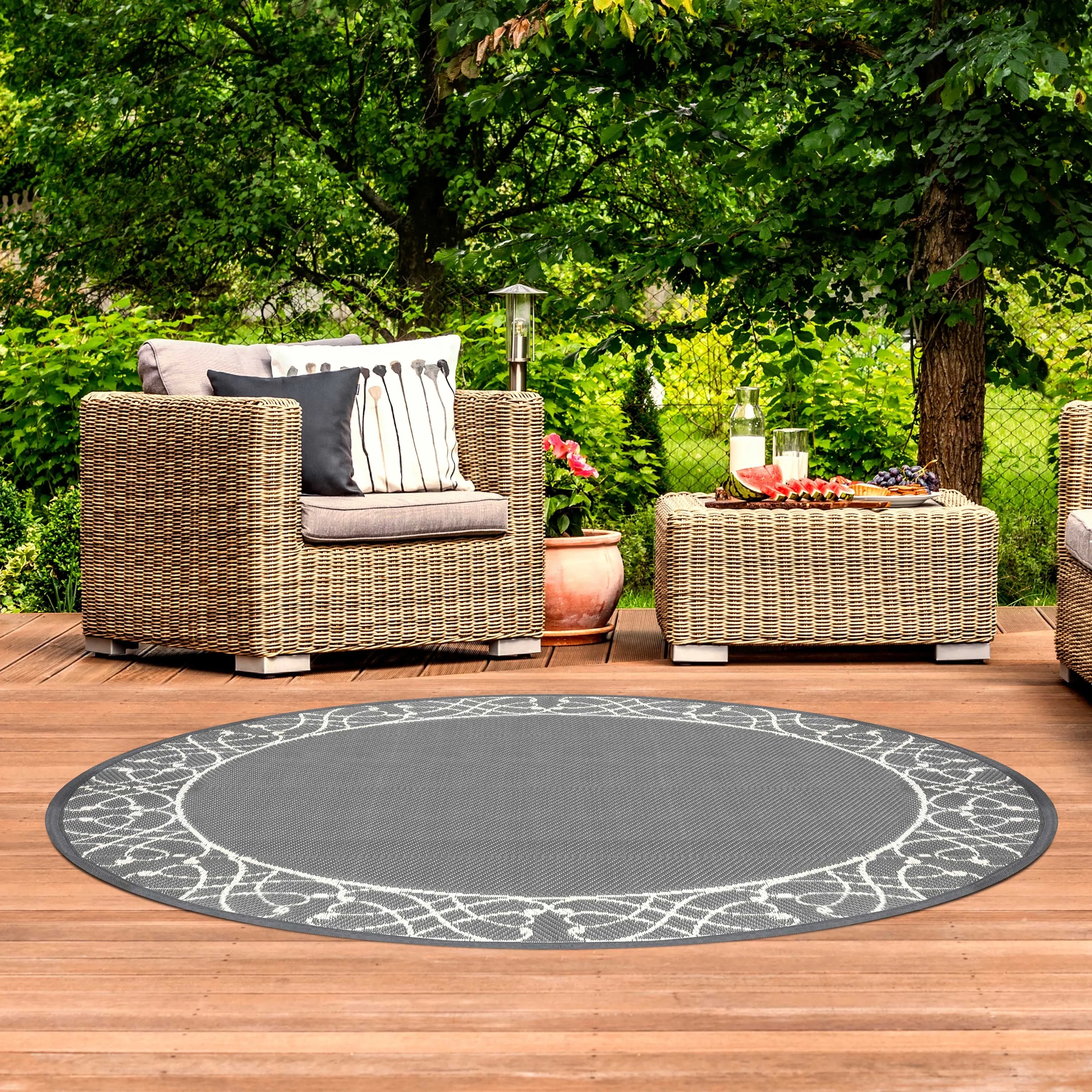 Outdoor5' x 5' Plastic Straw Reversible Rug for Decoration Garden. Backyard. Balcony