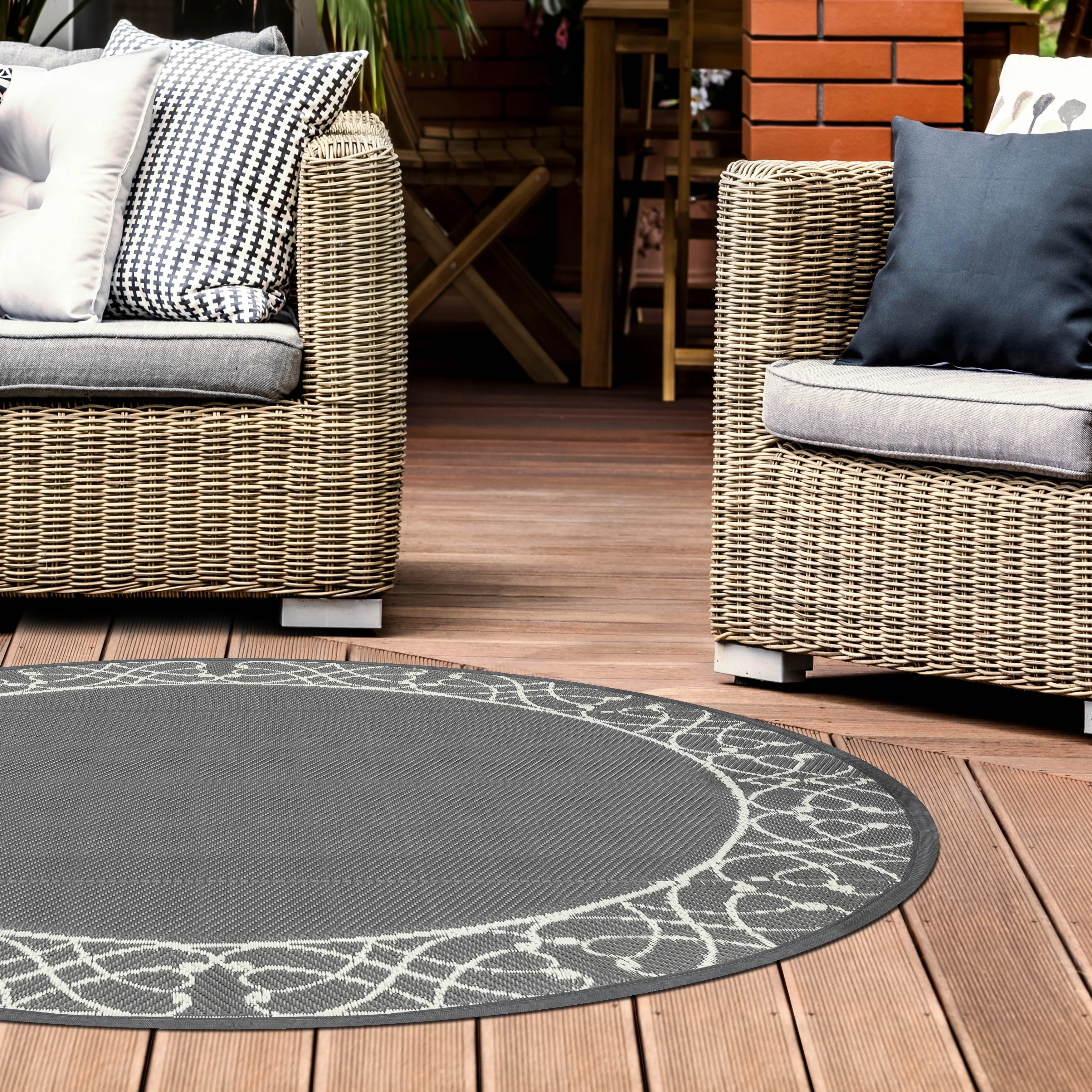 Outdoor5' x 5' Plastic Straw Reversible Rug for Decoration Garden. Backyard. Balcony