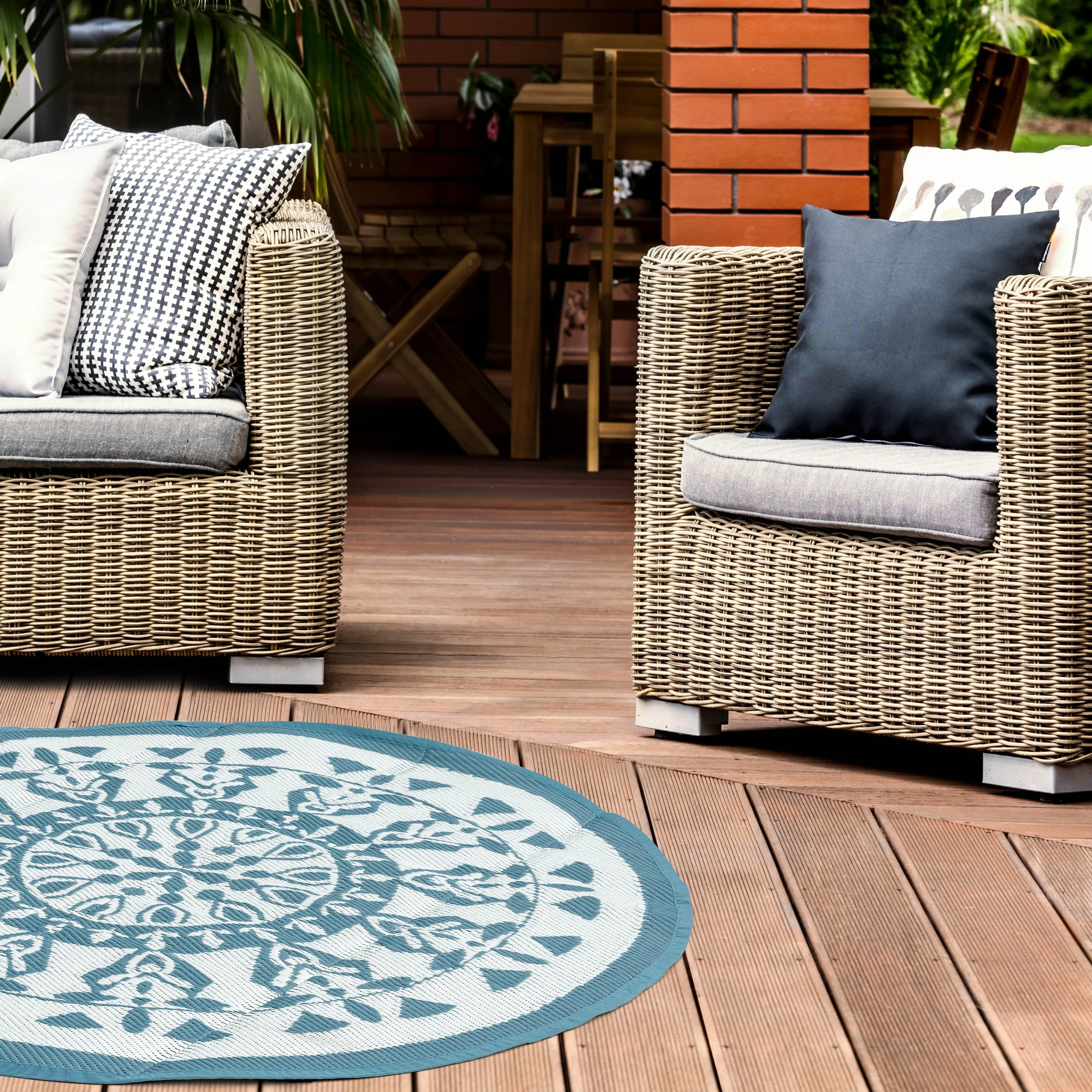 Outdoor5' x 5' Plastic Straw Reversible Rug for Decoration Garden. Backyard. Balcony