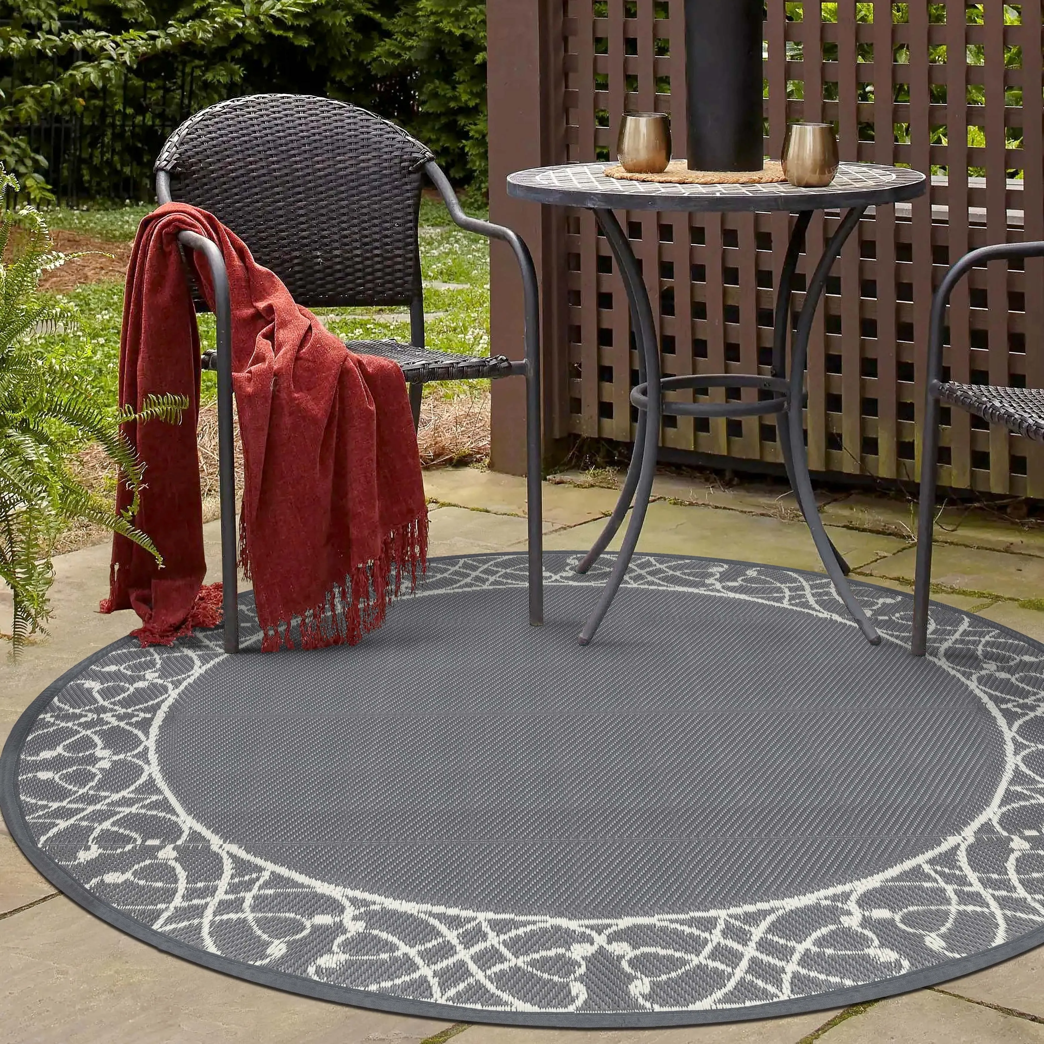 Outdoor5' x 5' Plastic Straw Reversible Rug for Decoration Garden. Backyard. Balcony
