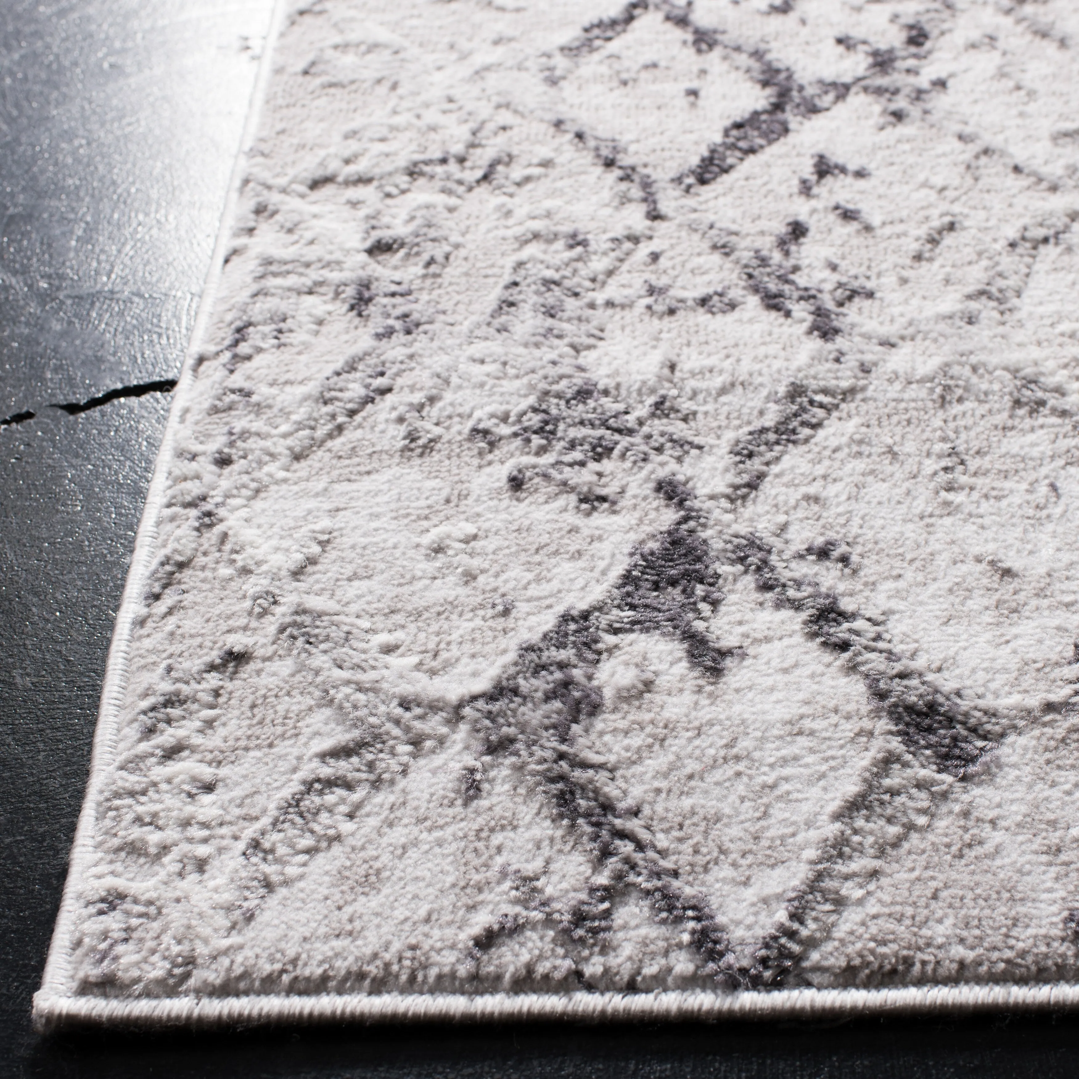 SAFAVIEH Amelia Selvete Modern Trellis Distressed Rug
