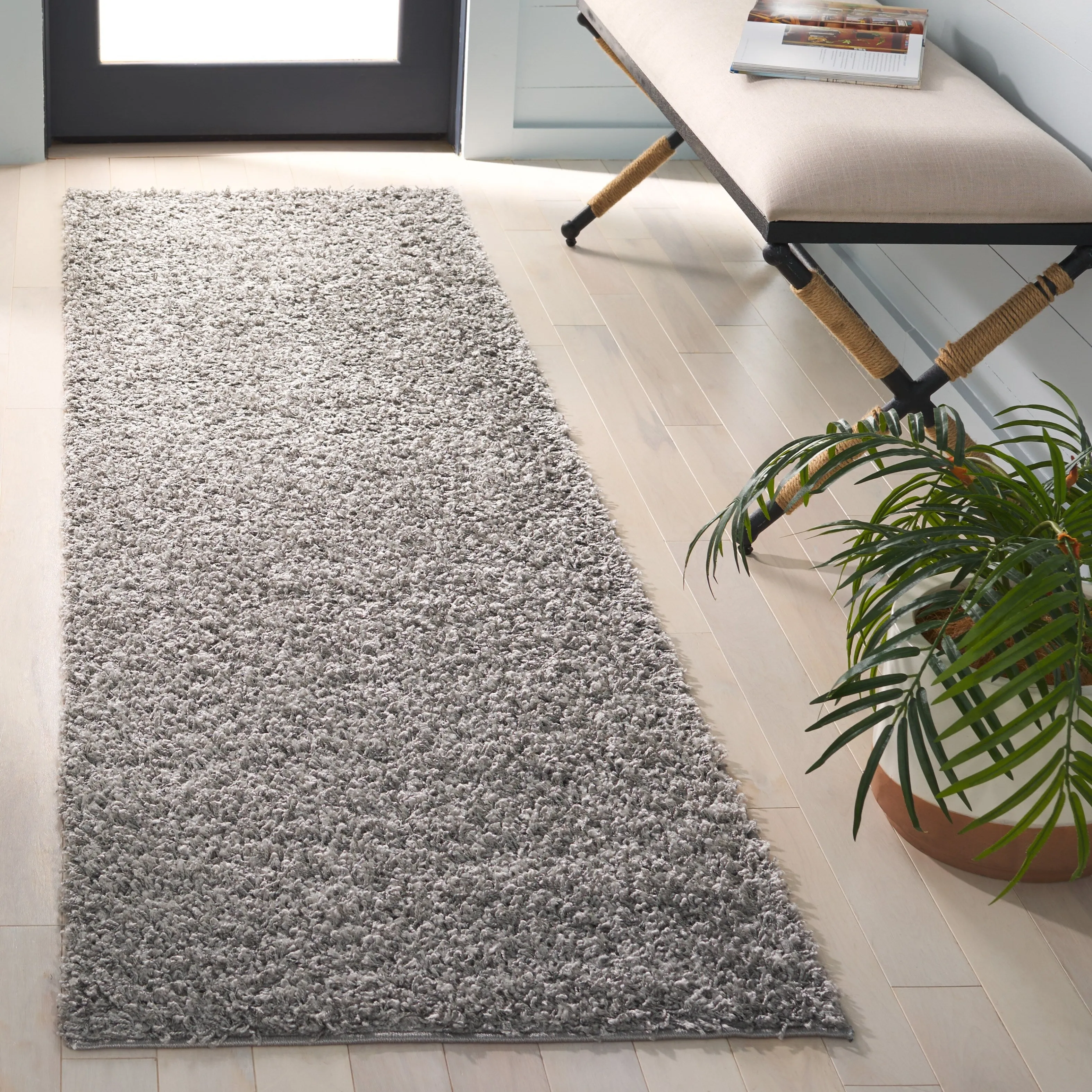 SAFAVIEH Athens Shag Ilaha 1.5-inch Thick Rug - Light Grey - 2' 3 x 8'
