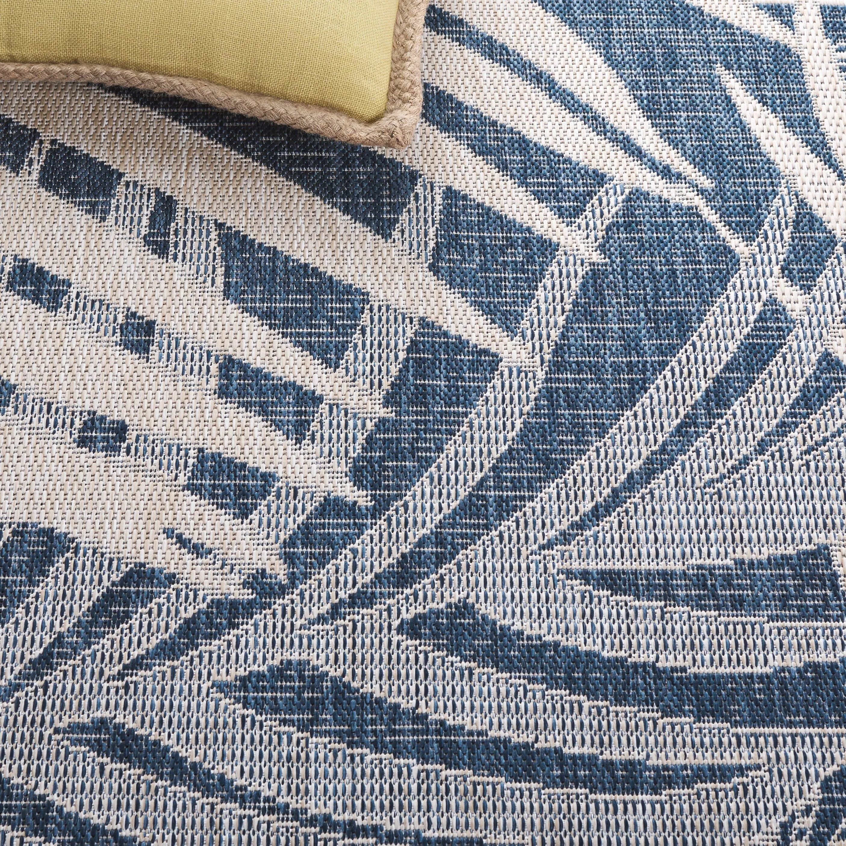 SAFAVIEH Beach House Nassrin Transitional Rug