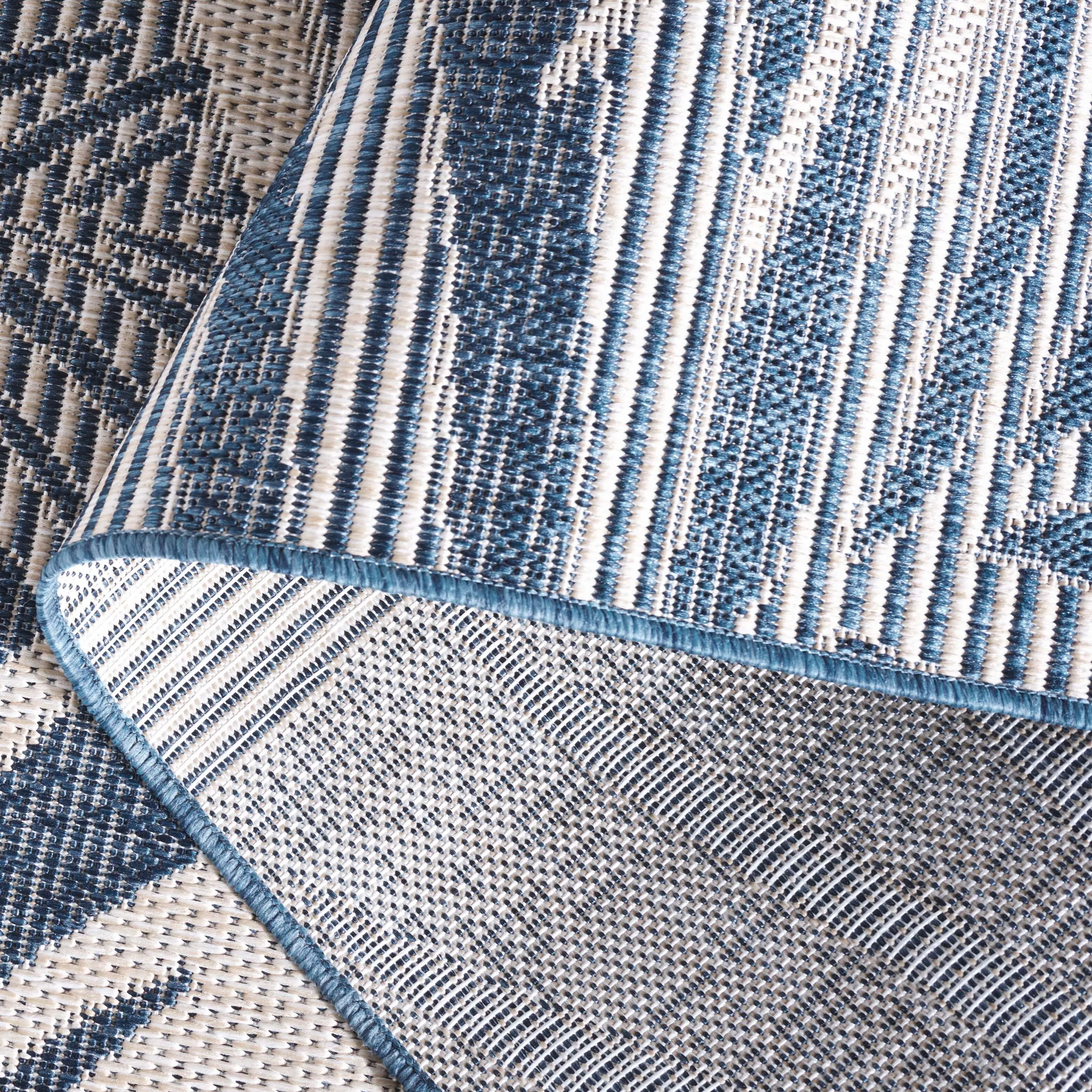 SAFAVIEH Beach House Nassrin Transitional Rug