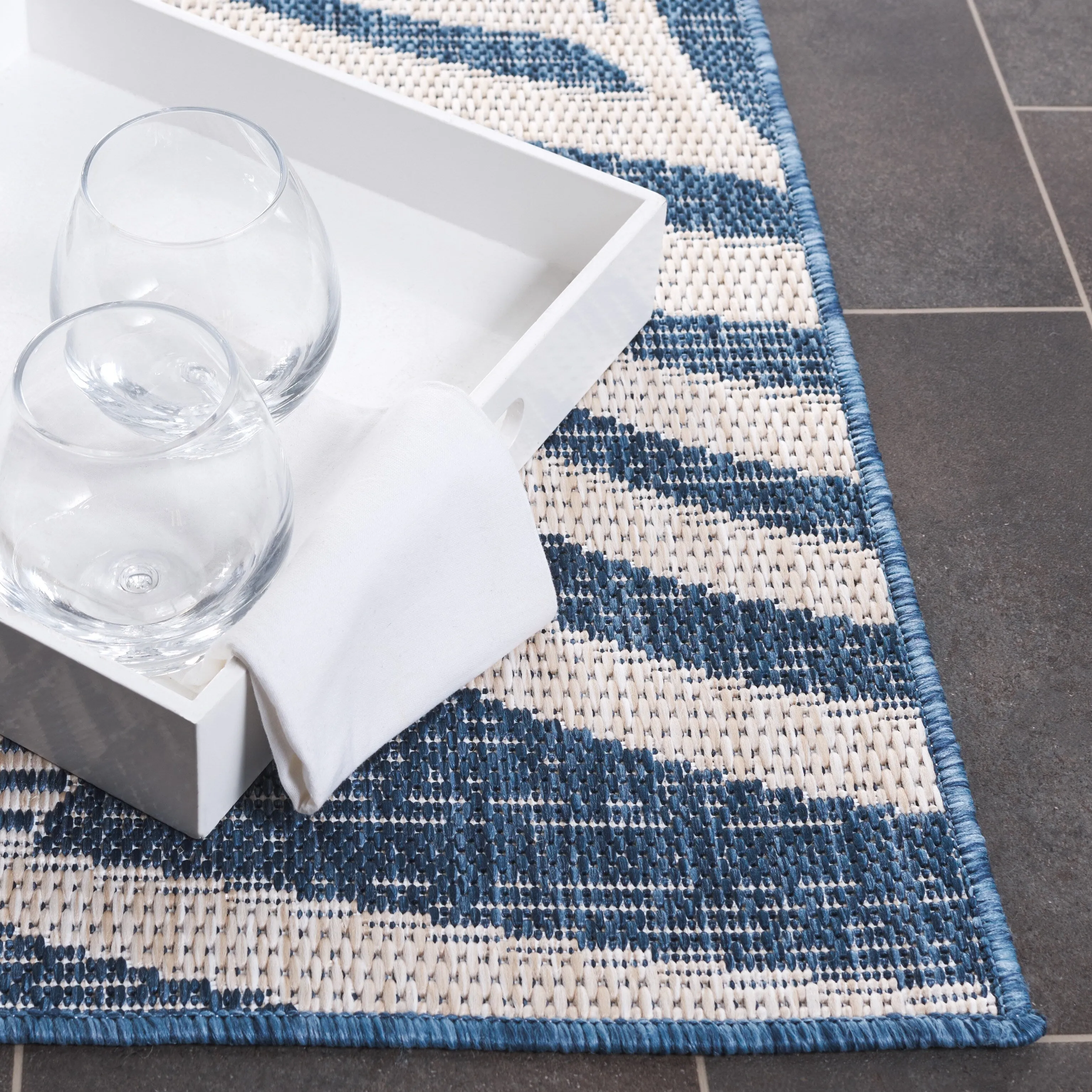 SAFAVIEH Beach House Nassrin Transitional Rug