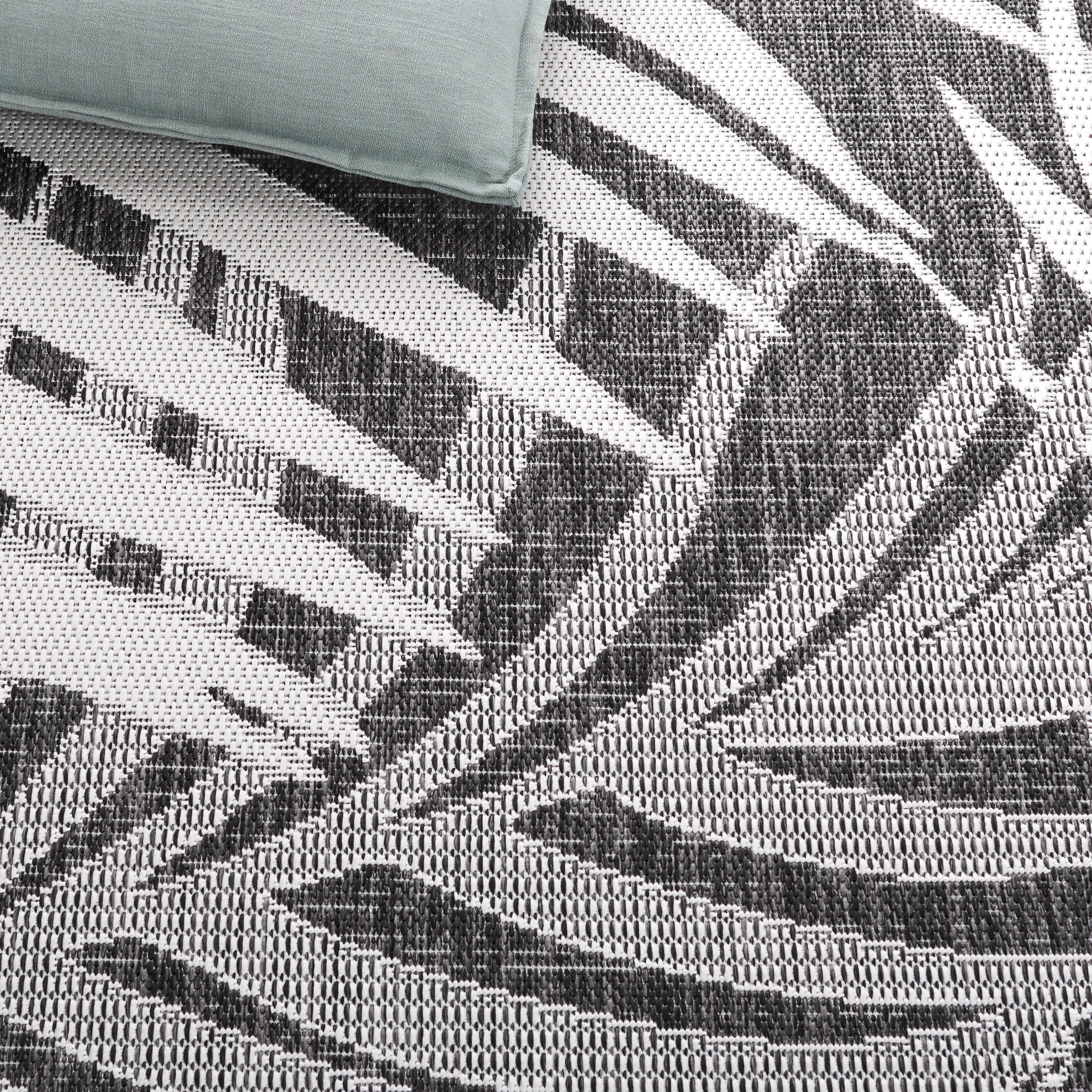 SAFAVIEH Beach House Nassrin Transitional Rug