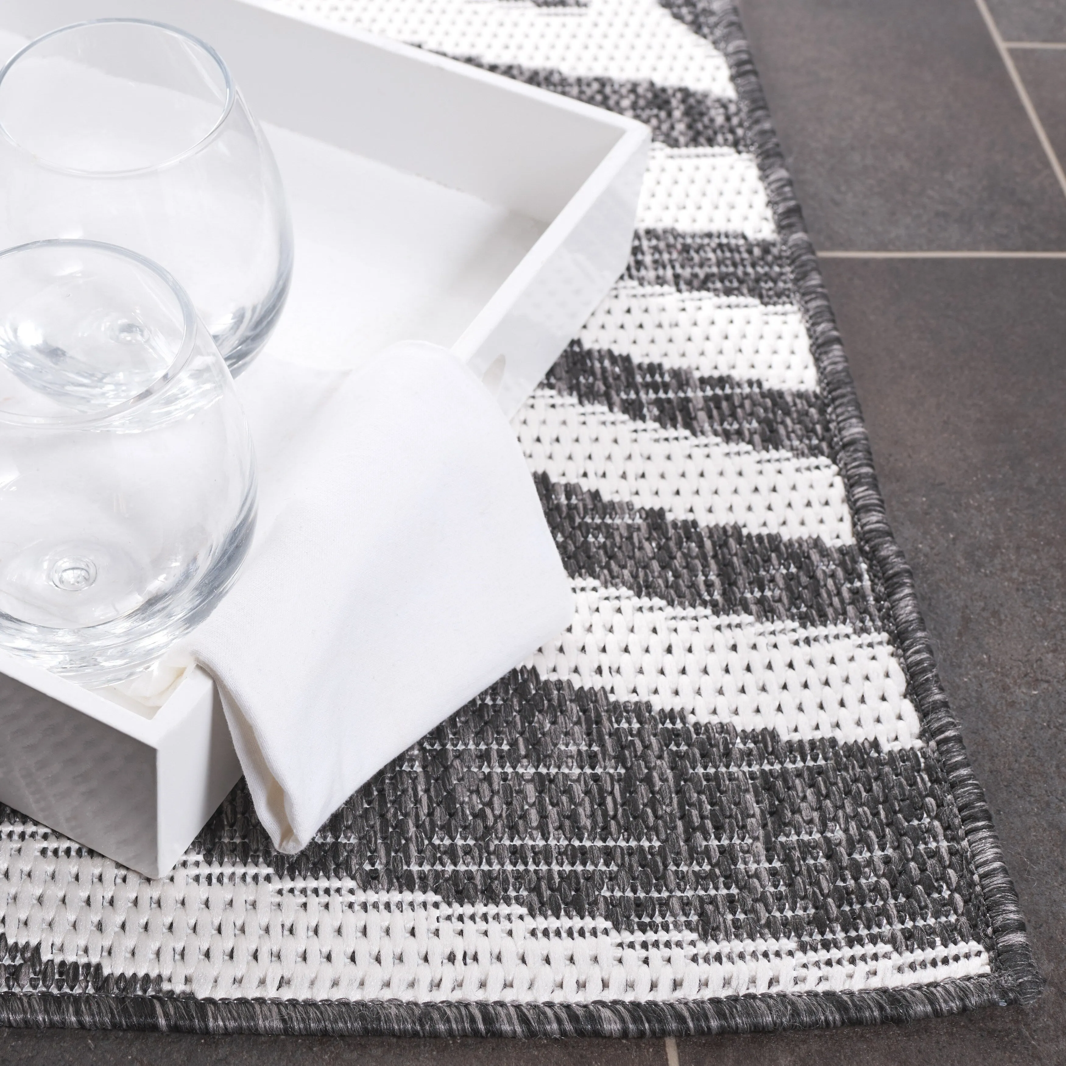 SAFAVIEH Beach House Nassrin Transitional Rug
