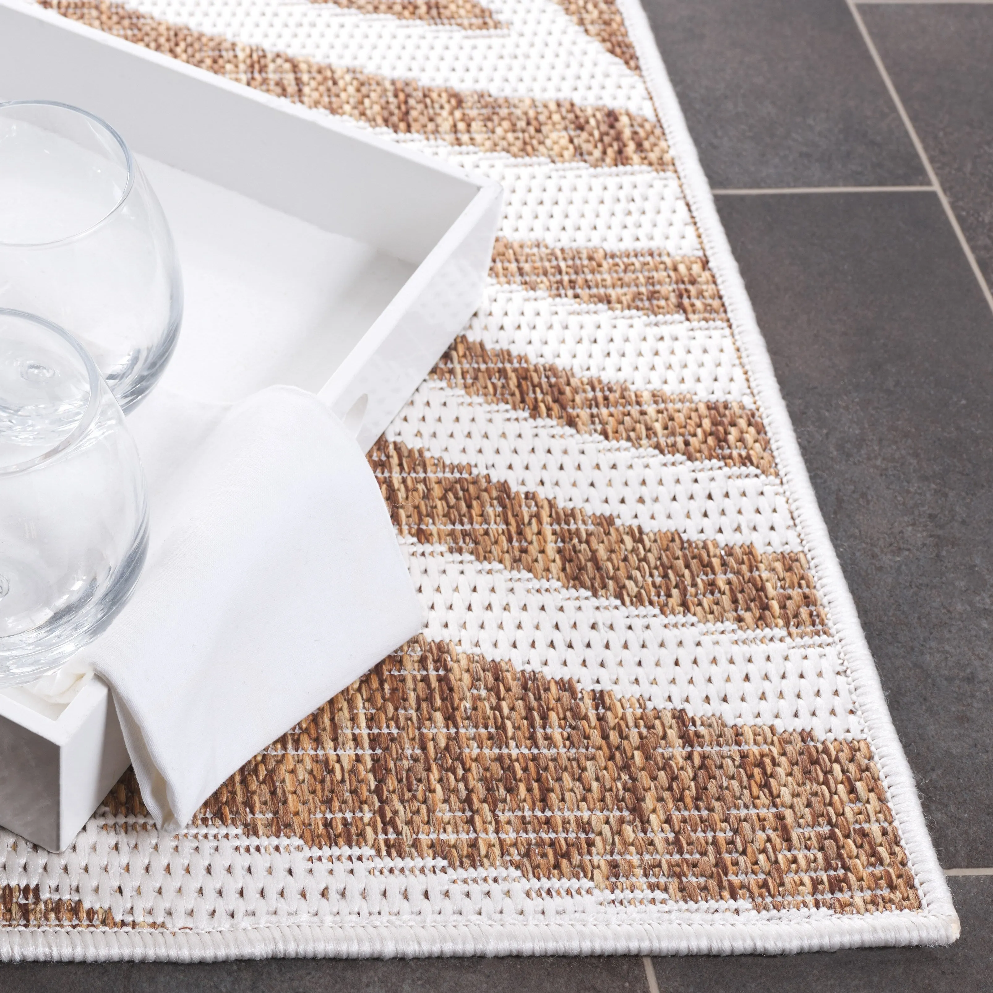 SAFAVIEH Beach House Nassrin Transitional Rug