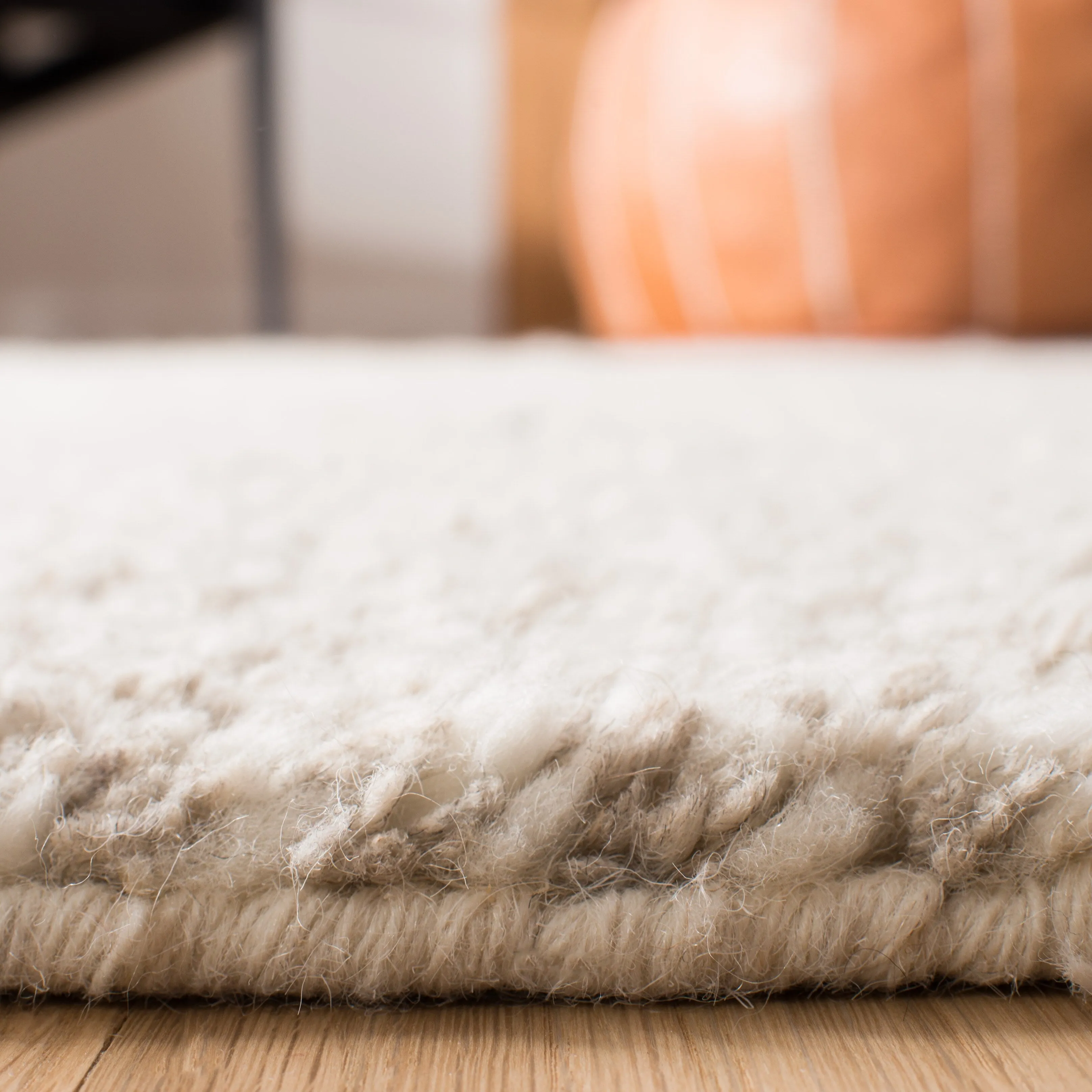 SAFAVIEH Casablanca Shag Hibah Beige Wool Rug