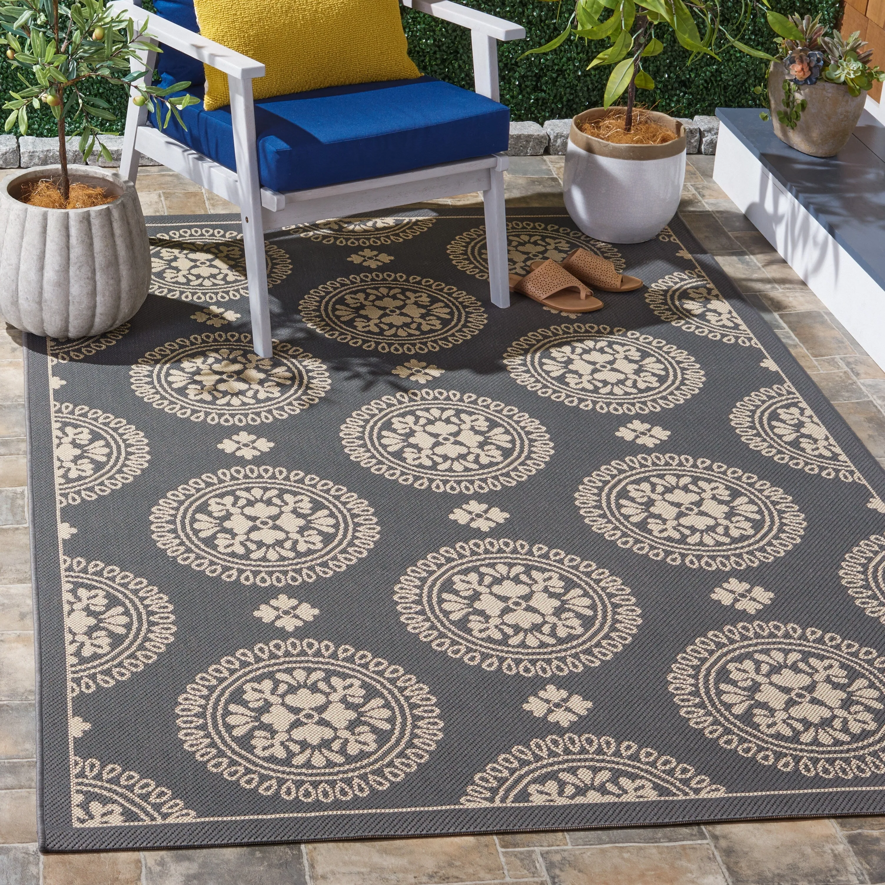 SAFAVIEH Courtyard Lyndy Rug