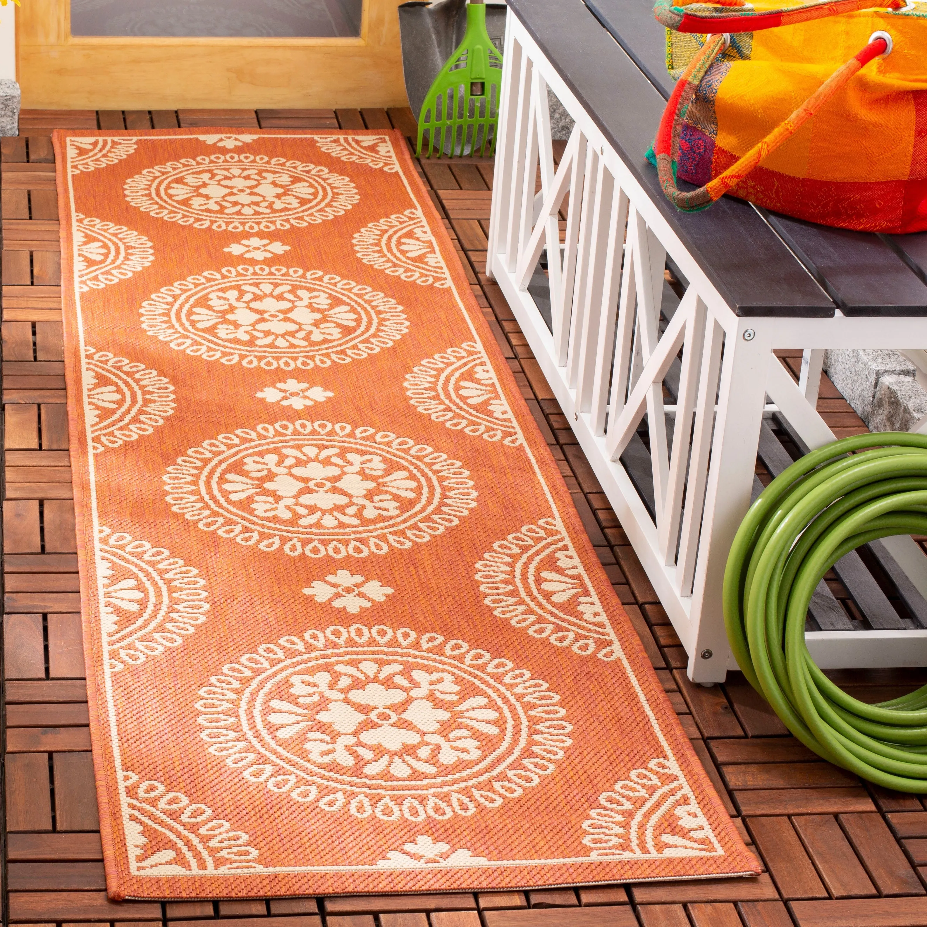 SAFAVIEH Courtyard Lyndy Rug