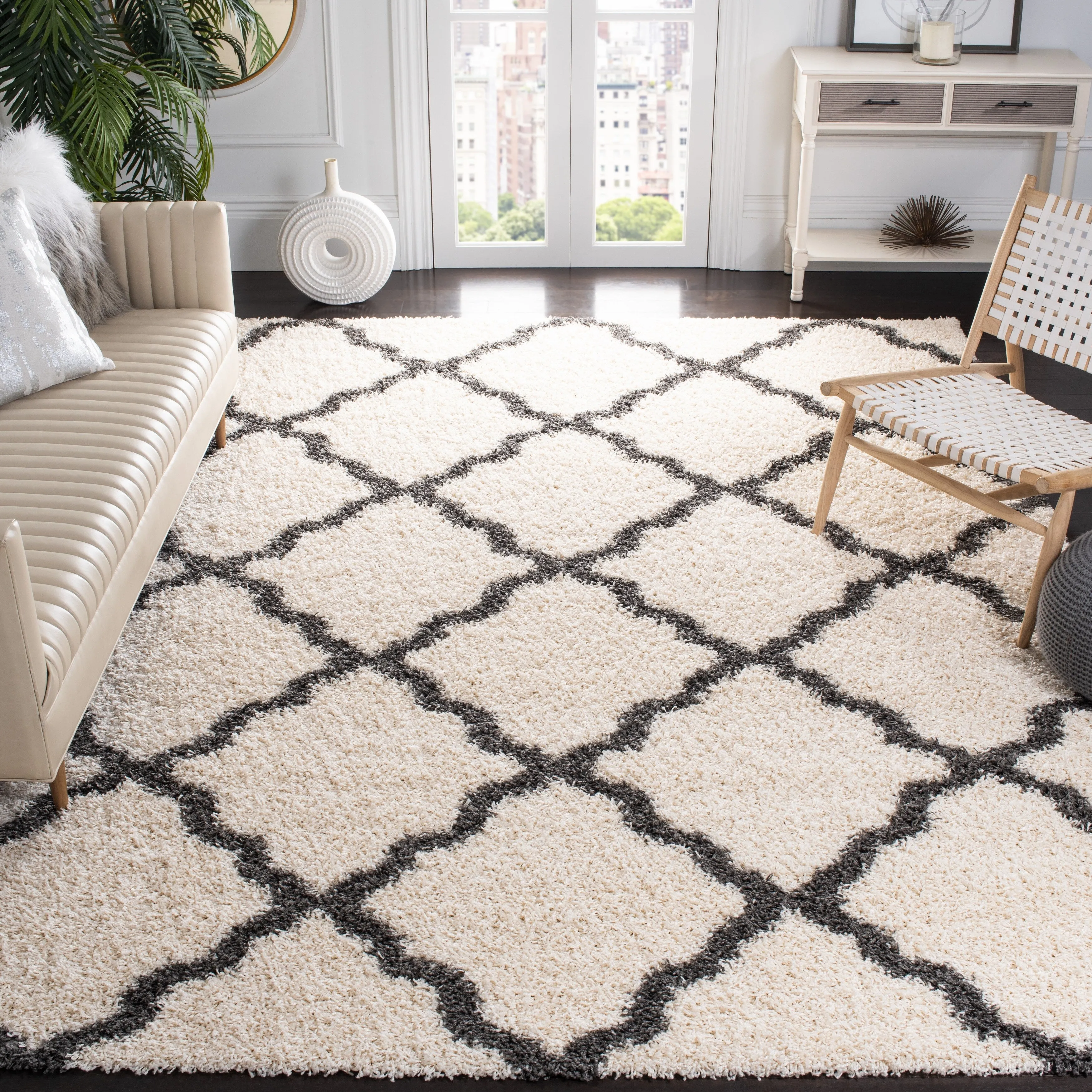 SAFAVIEH Dallas Shag Giusy Trellis 1.5-inch Thick Rug - Ivory/Dark Grey - 8' x 10'