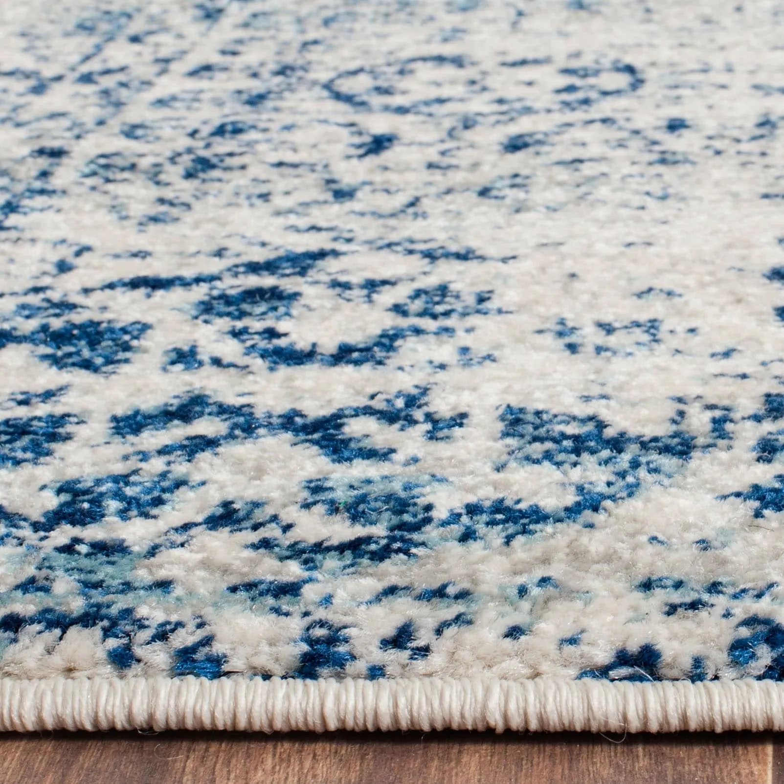 SAFAVIEH Evoke Gioia Vintage Boho Medallion Distressed Rug