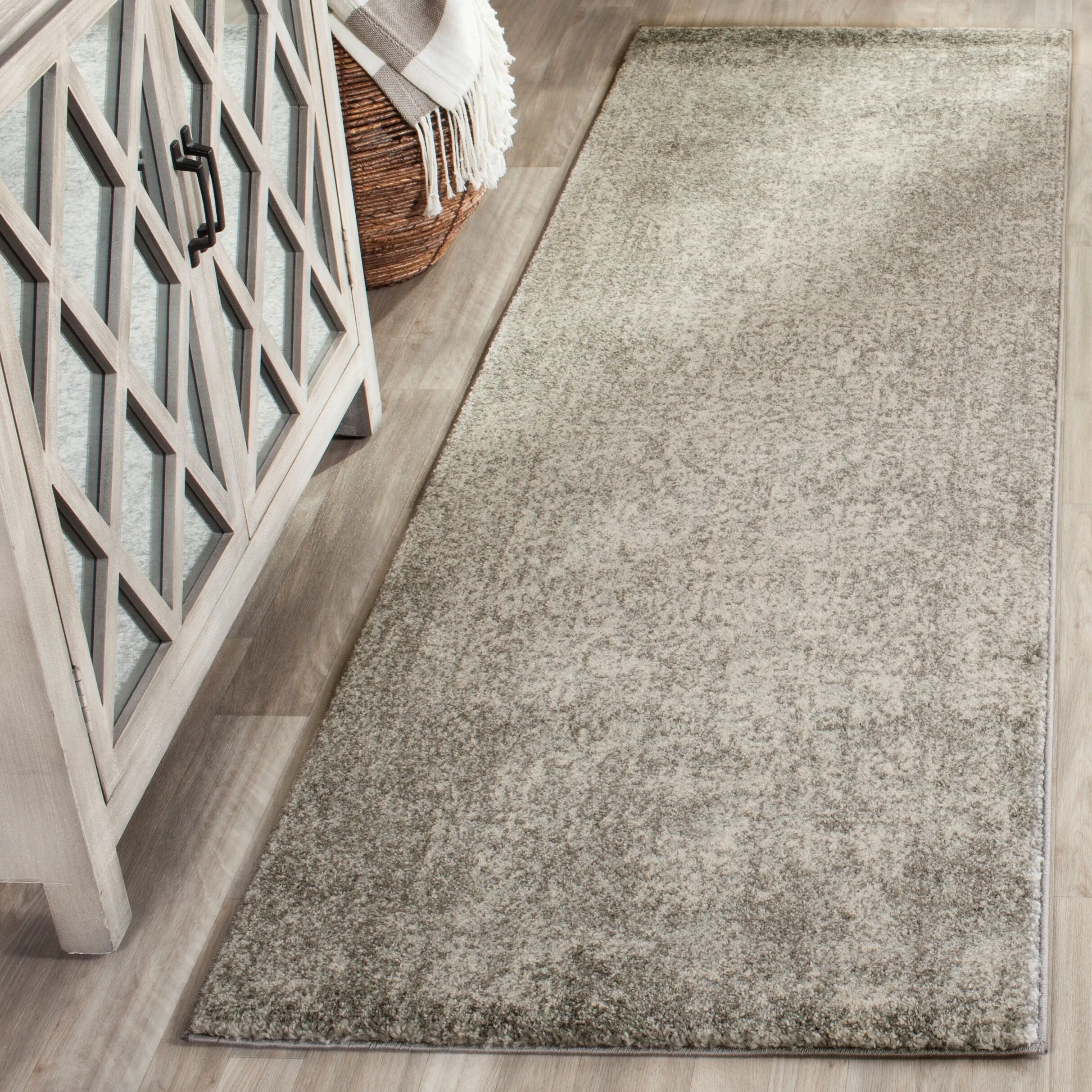 SAFAVIEH Evoke Pety Vintage Distressed Rug