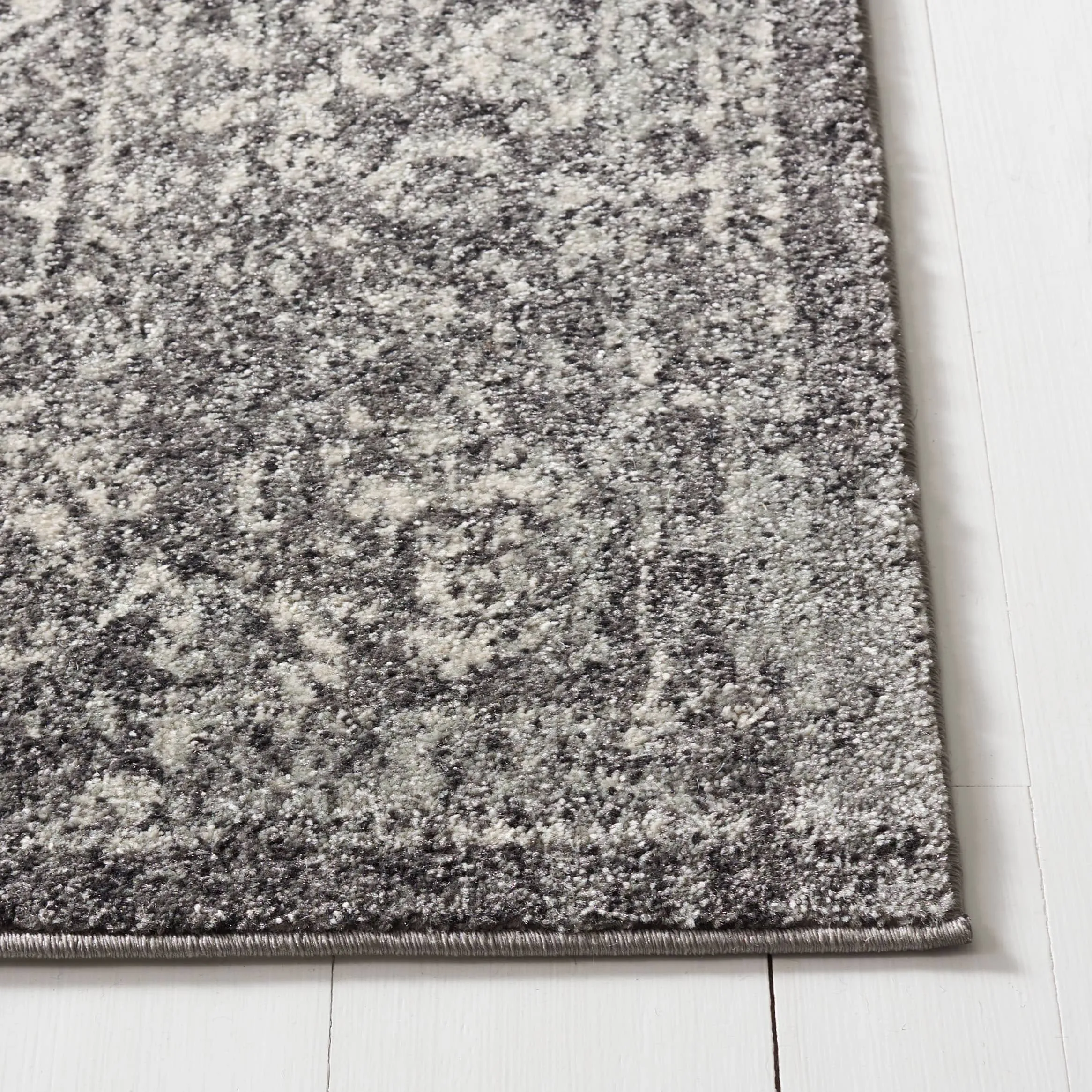 SAFAVIEH Evoke Pety Vintage Distressed Rug