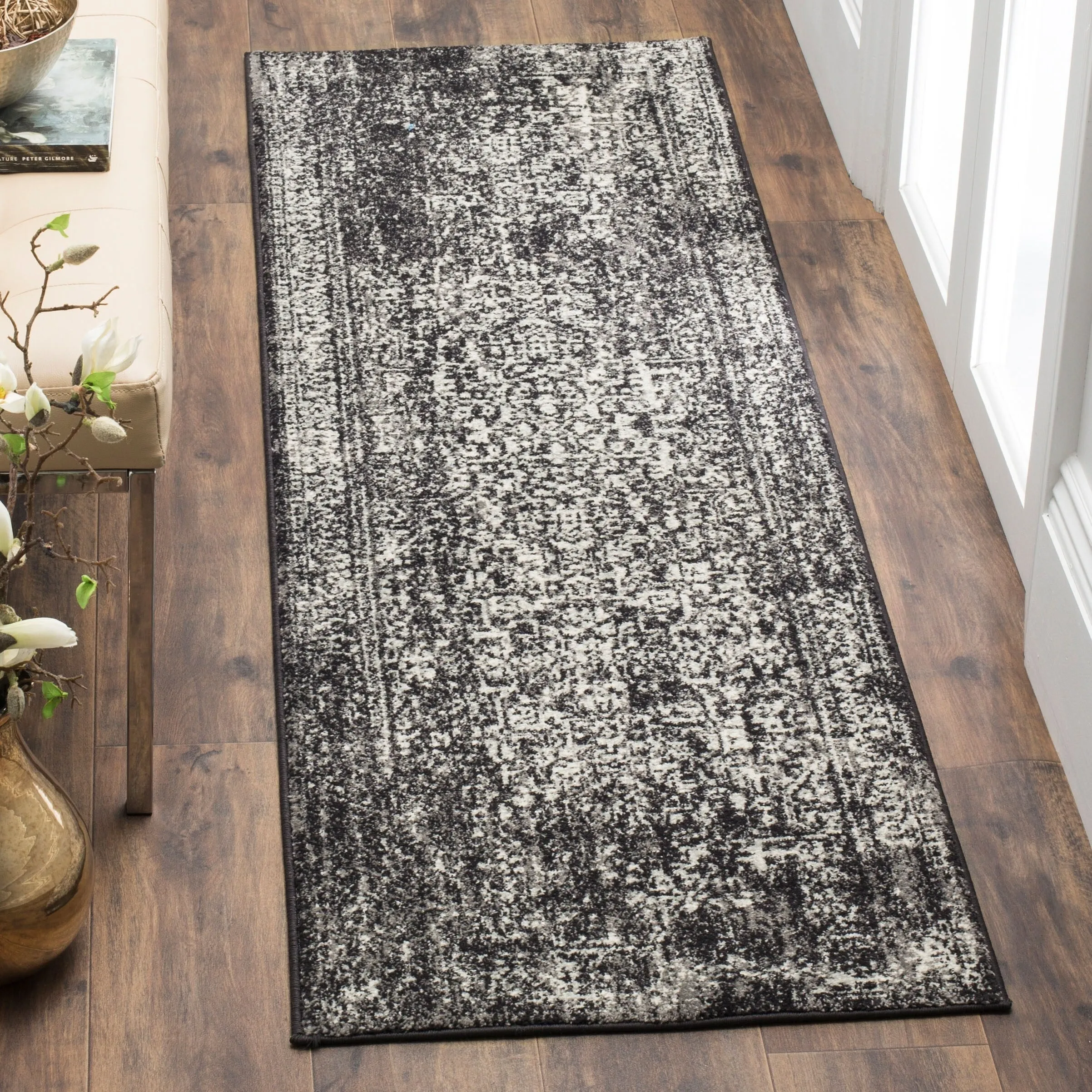 SAFAVIEH Evoke Pety Vintage Distressed Rug