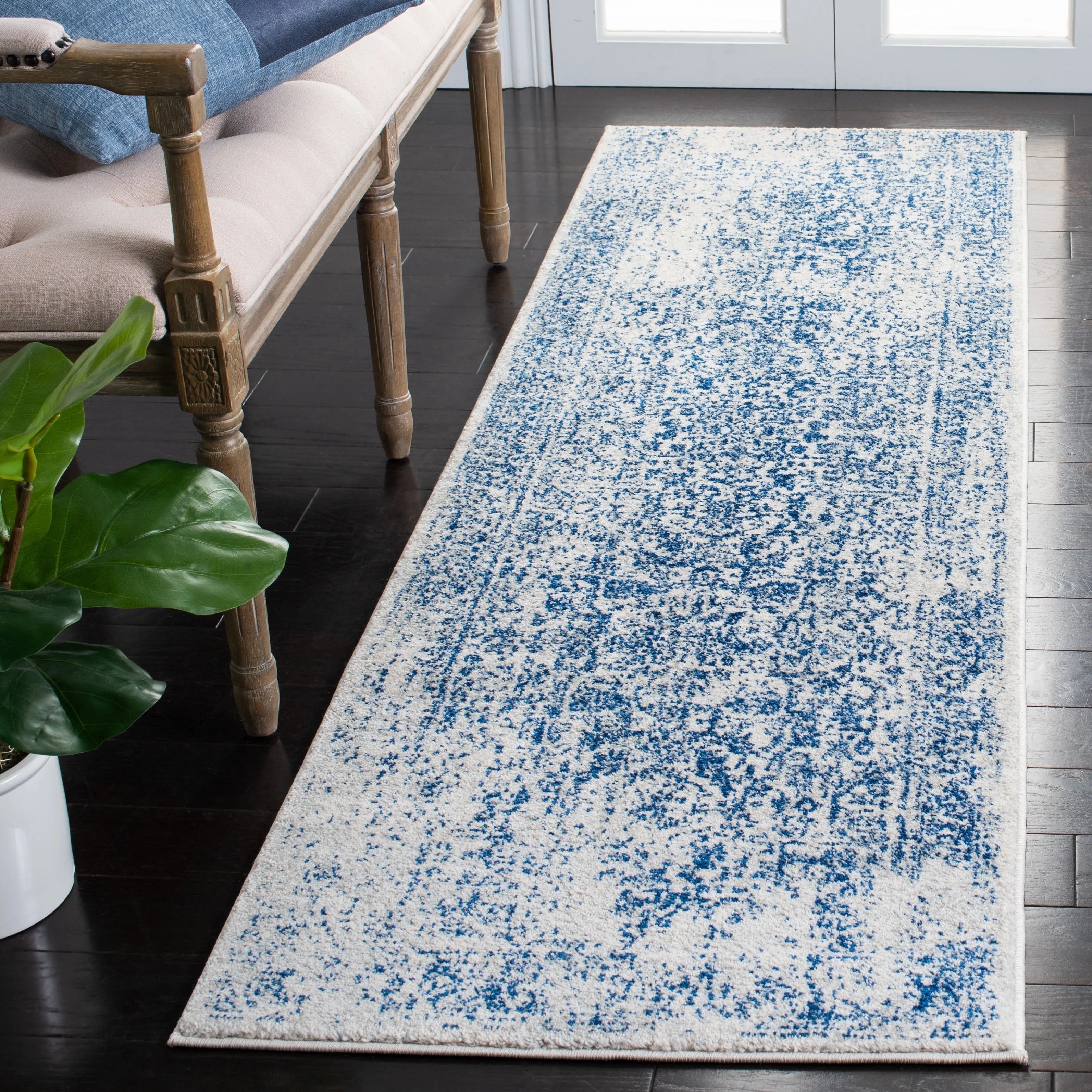 SAFAVIEH Evoke Pety Vintage Distressed Rug
