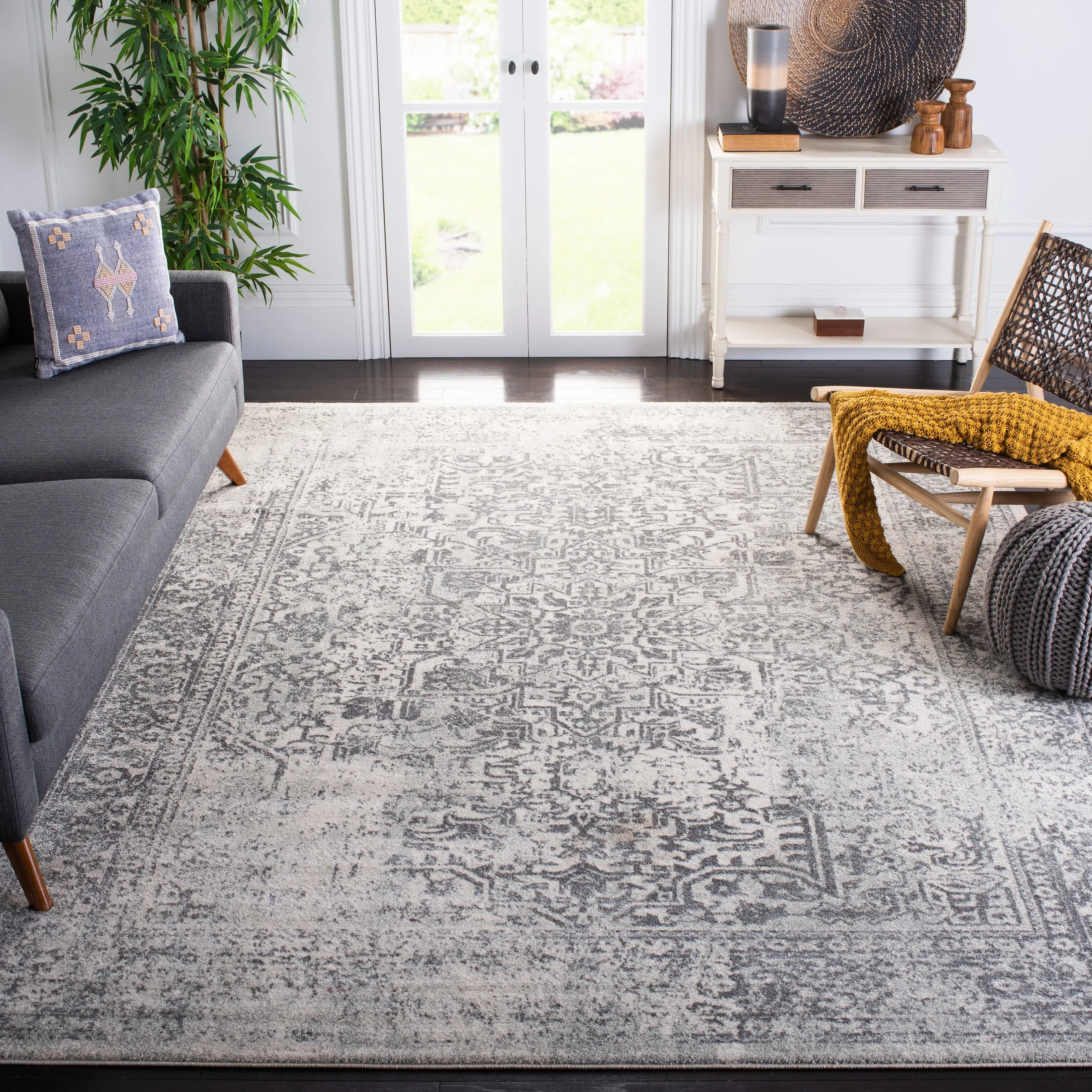 SAFAVIEH Evoke Pety Vintage Distressed Rug