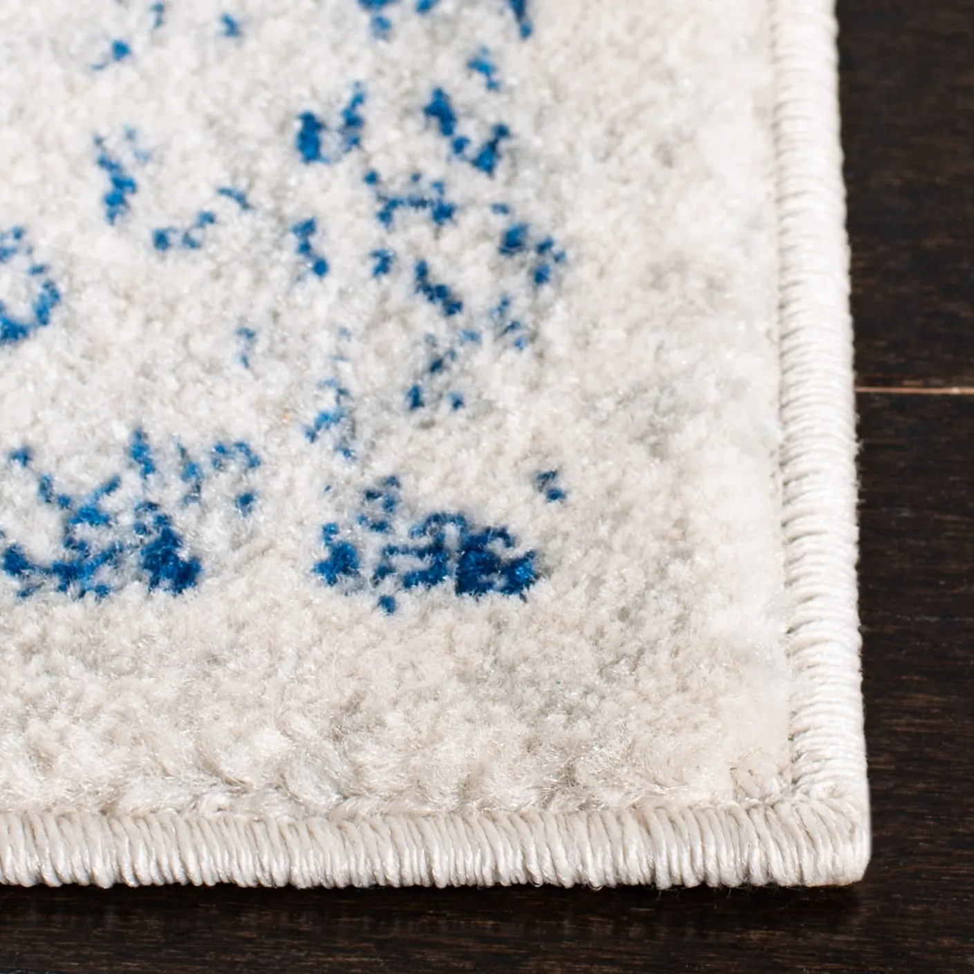 SAFAVIEH Evoke Pety Vintage Distressed Rug